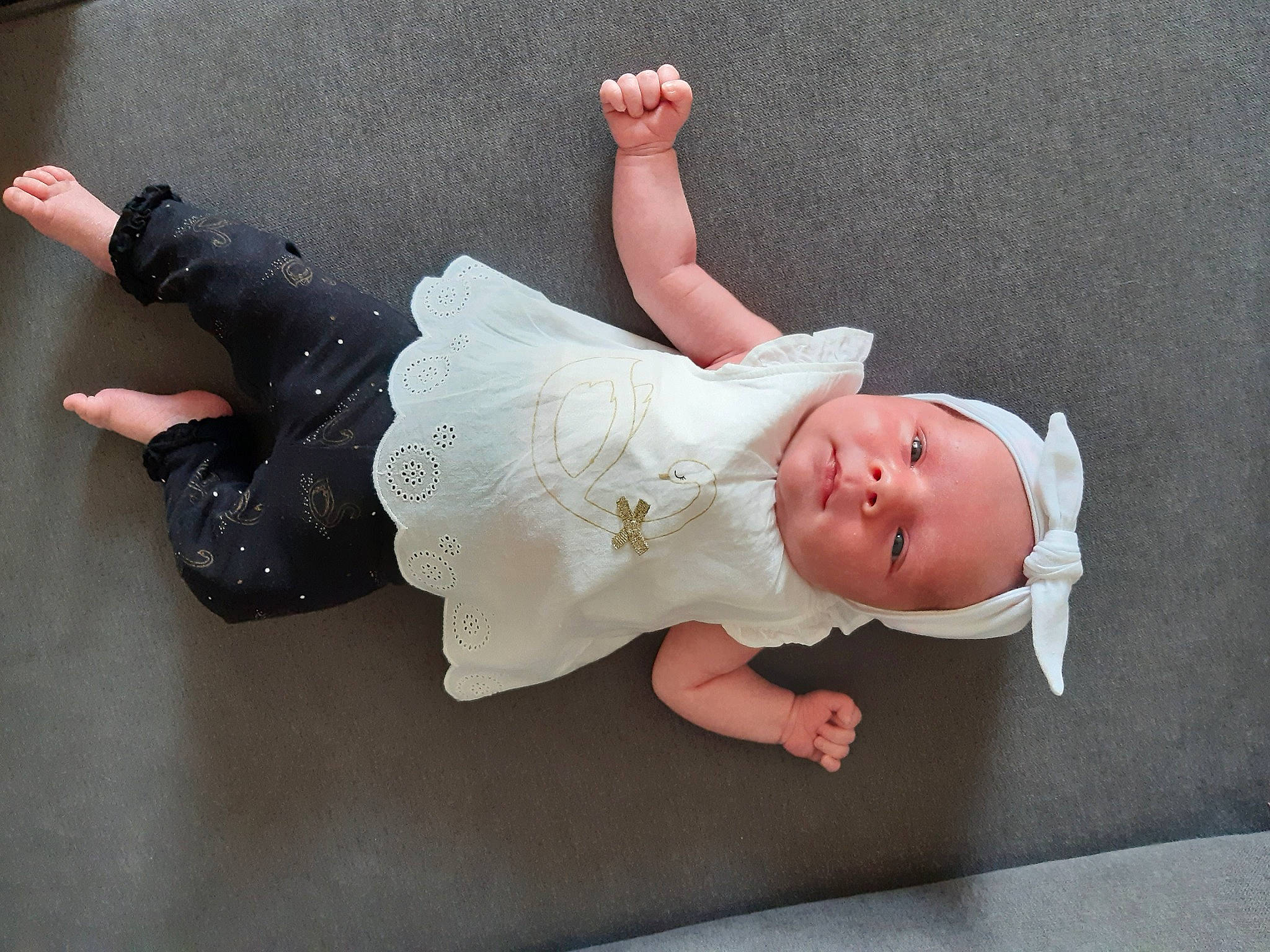 Mia participe au concours pour gagner de l'argent avec cette photo : arm, baby, child, finger, hand, human_body, joint, leg, person, toddler