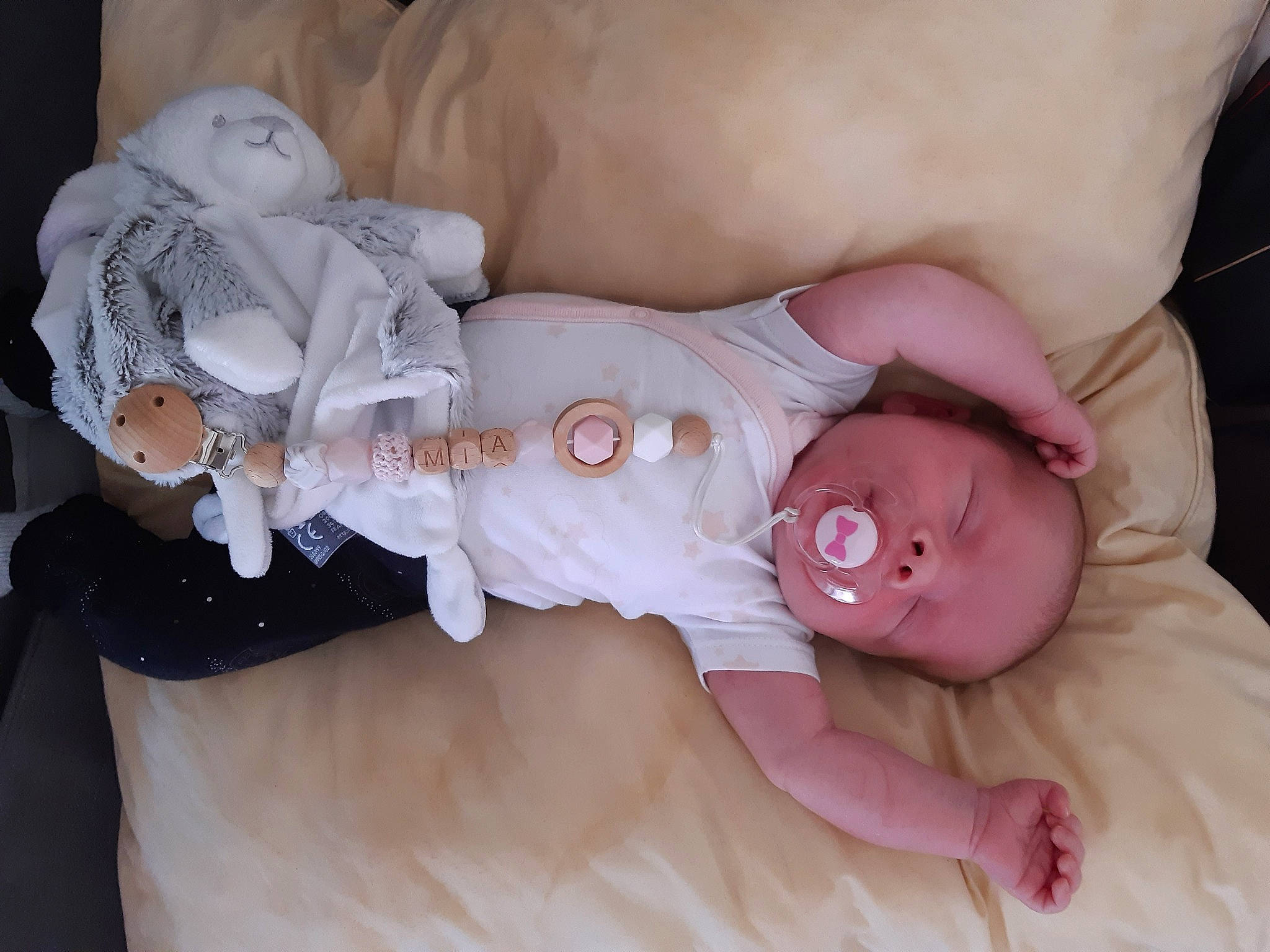 Mia participe au concours pour gagner de l'argent avec cette photo : baby, child, person, pink, product