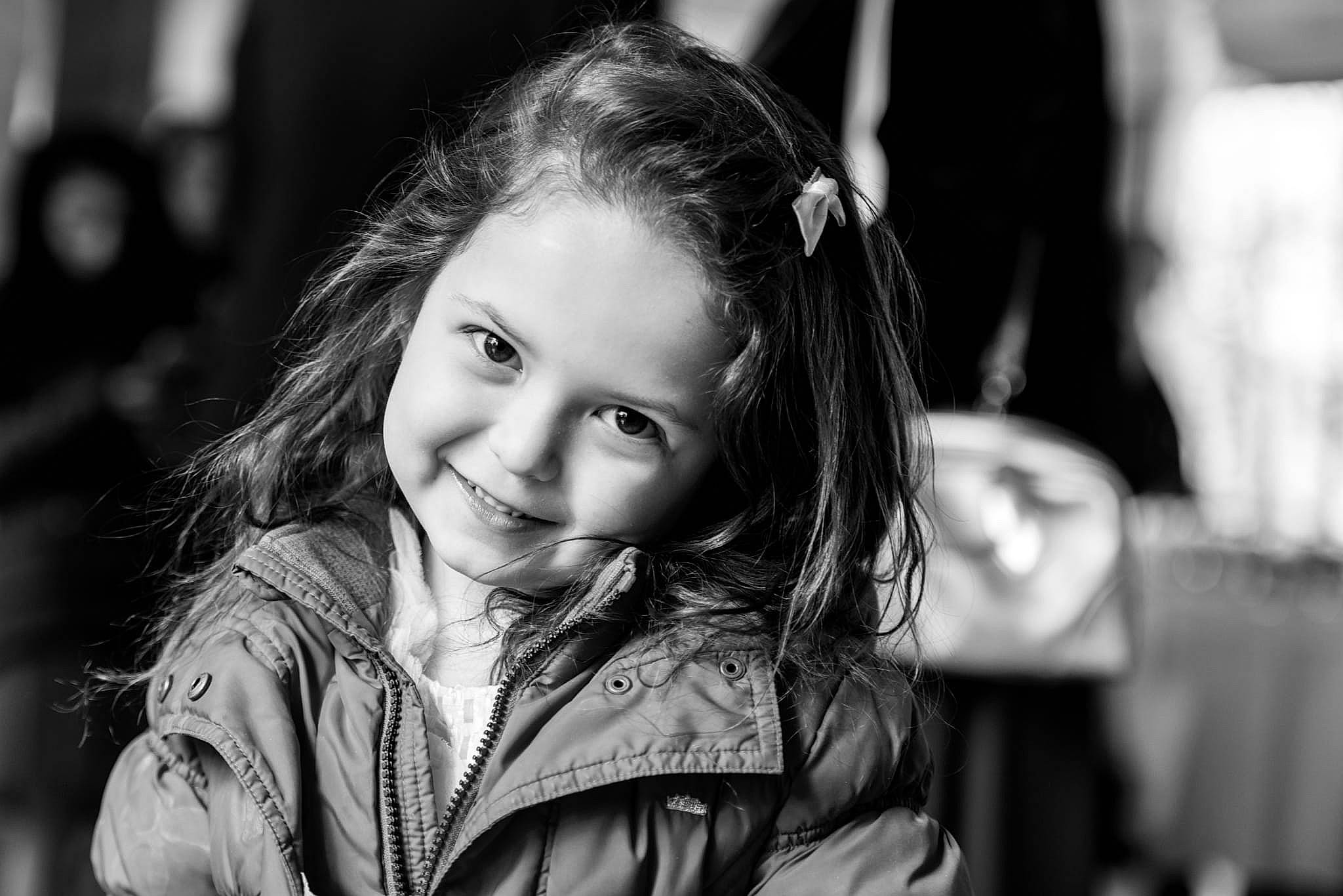 Léana participe au concours pour gagner de l'argent avec cette photo : black, black_and_white, eye, face, facial_expression, flash_photography, fun, hairstyle, happy, iris, joy, monochrome, monochrome_photography, organ, person, photograph, skin, smile, standing, style