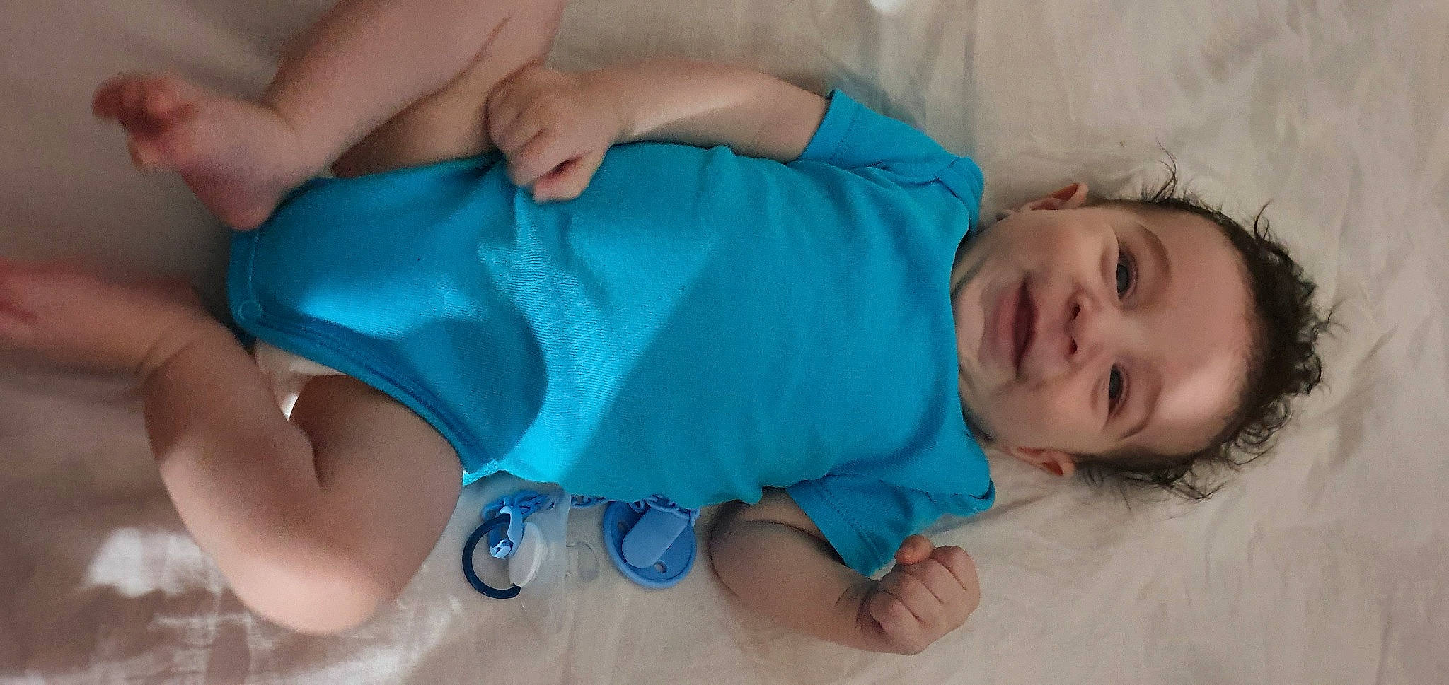 Safwan participe au concours pour gagner de l'argent avec cette photo : baby, blue, cheek, child, childbirth, finger, hand, leg, mouth, person, toddler