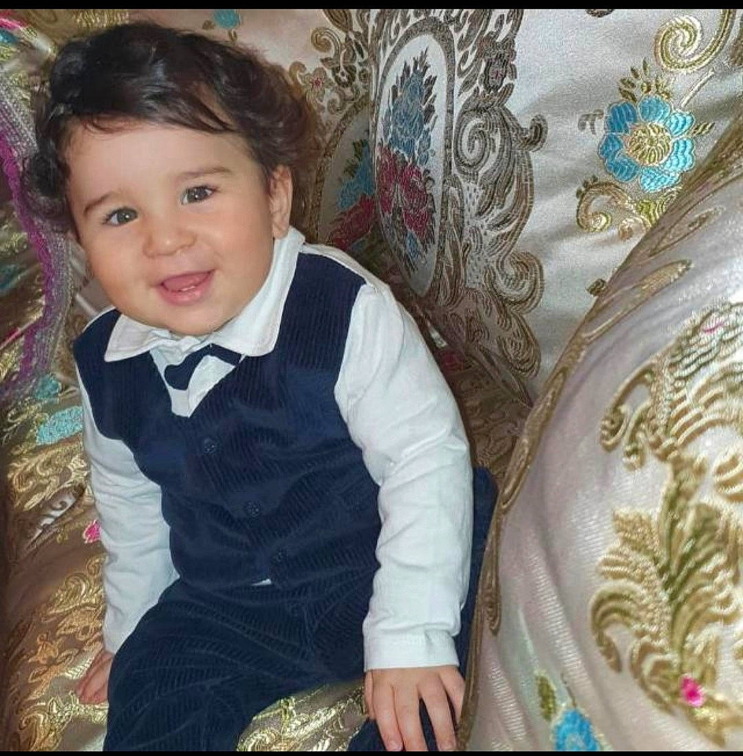 Safwan a rejoint le concours — aidez-le/la à gagner de superbes lots ! baby, baby_toddler_clothing, chair, cheek, child, cool, fashion_accessory, formal_wear, happy, human, iris, joy, outerwear, pattern, person, sleeve, smile, suit, t_shirt, textile