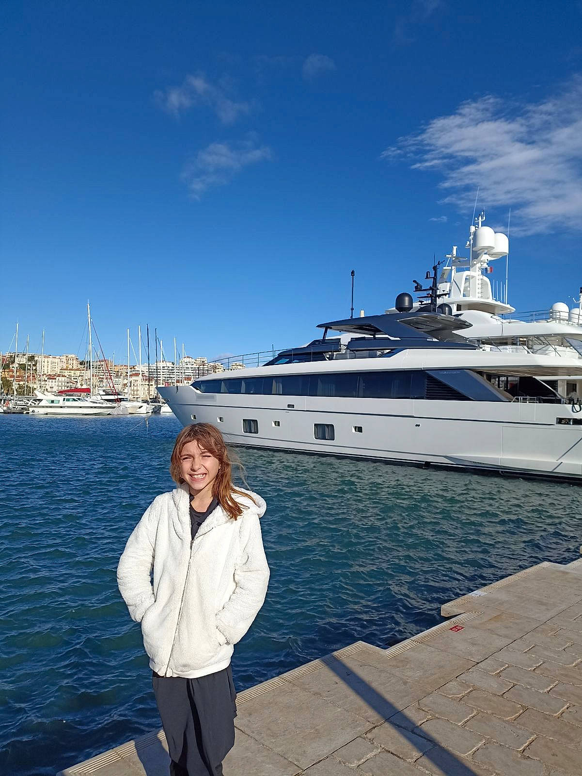 Océane a rejoint le concours — aidez-le/la à gagner de superbes lots ! boat, cloud, daytime, dock, happy, horizon, joy, lake, leisure, naval_architecture, ocean, passenger_ship, person, ship, sky, sleeve, smile, travel, vehicle, water