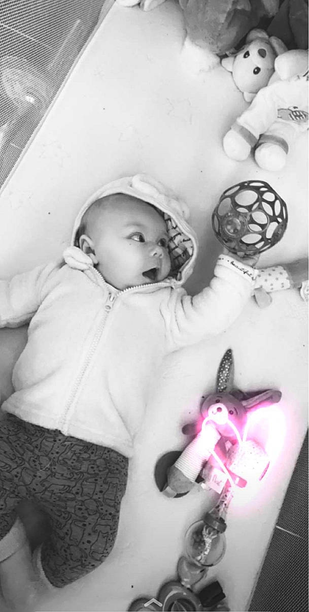 Juliana participe au concours pour gagner de l'argent avec cette photo : arm, black, black_and_white, eye, gesture, hand, happy, head, leg, mammal, mouth, nose, organ, person, product, skin, standing, style, toy, vertebrate