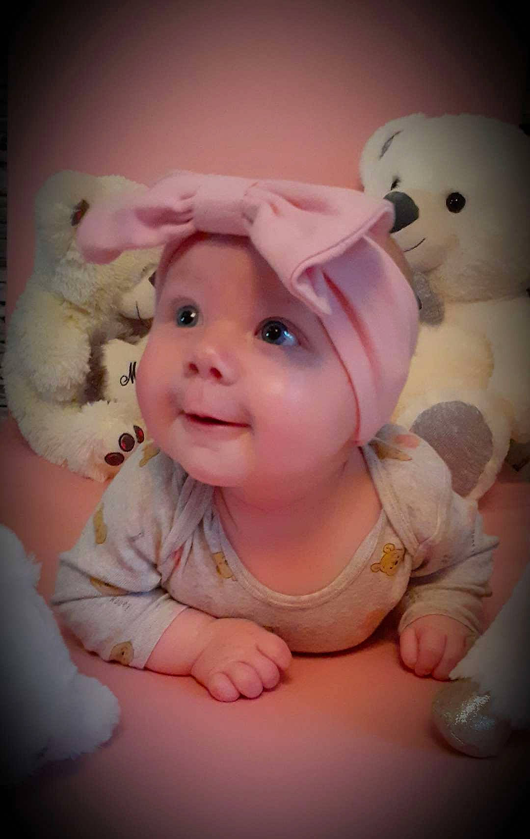 Juliana participe au concours pour gagner de l'argent avec cette photo : baby, baby_toddler_clothing, cap, cheek, child, fashion_accessory, flash_photography, fun, happy, headwear, magenta, mammal, nose, person, pink, sitting, skin, sleeve, smile, textile