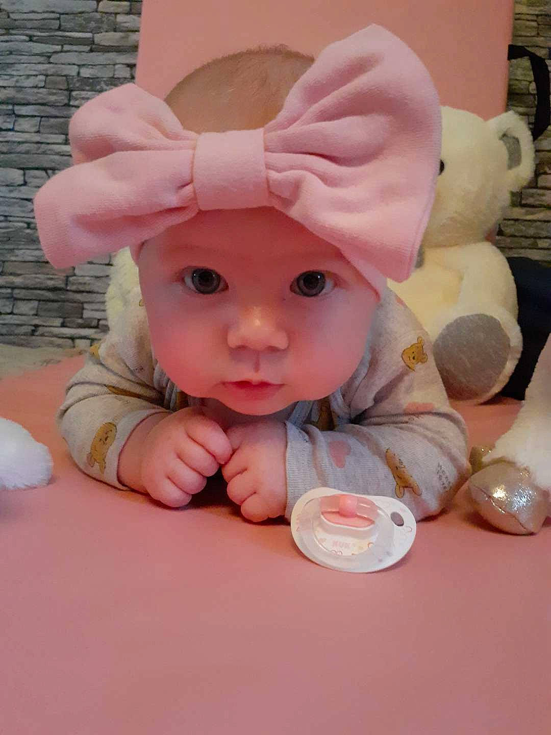 Juliana participe au concours pour gagner de l'argent avec cette photo : baby, baby_toddler_clothing, cap, cheek, child, costume_hat, fashion_accessory, fedora, gesture, happy, hat, headgear, headwear, human_body, peach, person, pink, sitting, skin, thumb