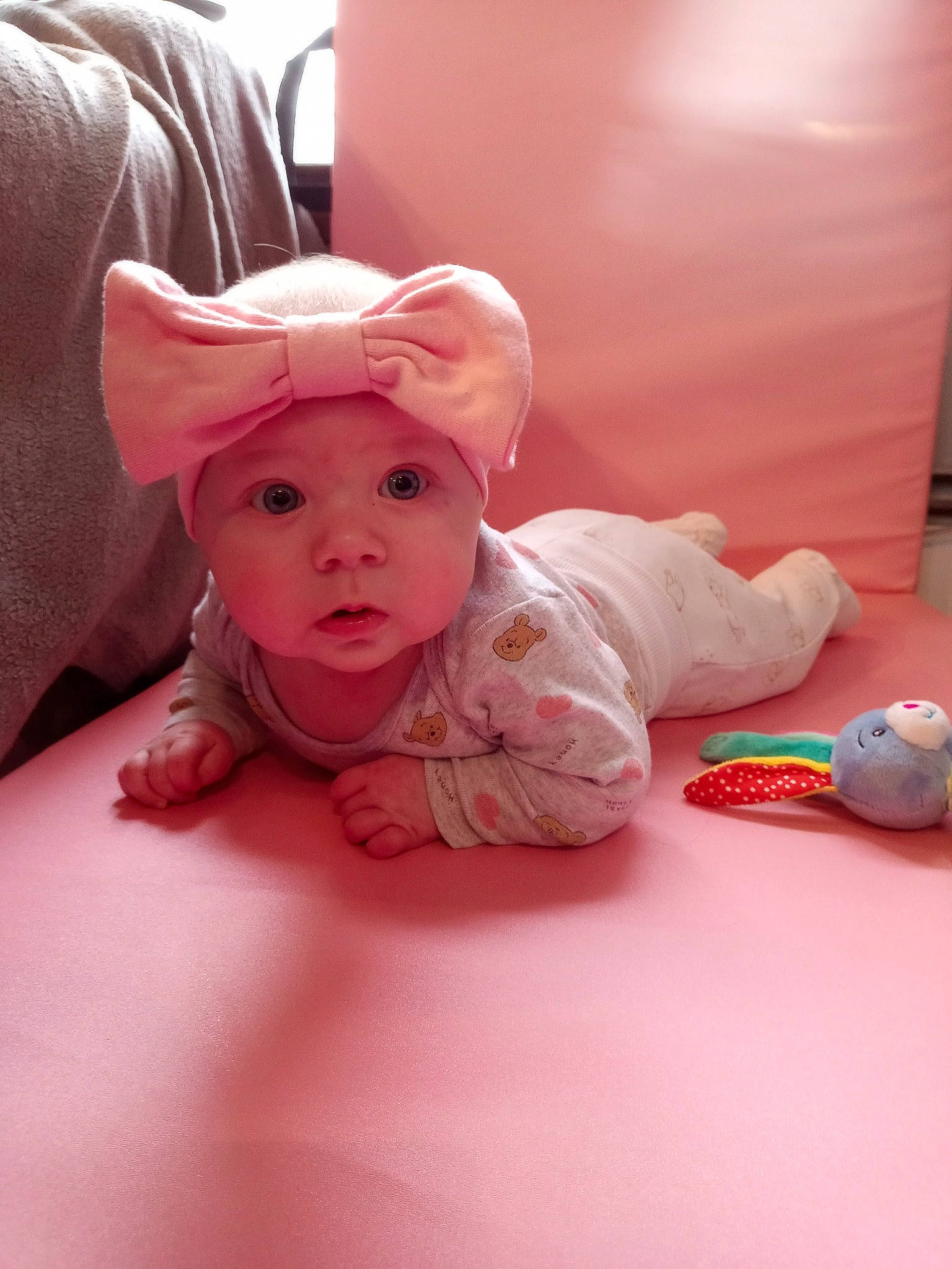 Juliana a rejoint le concours — aidez-le/la à gagner de superbes lots ! baby, baby_toddler_clothing, cheek, chin, comfort, eye, floor, flooring, fun, gesture, happy, headwear, human_leg, joint, magenta, mouth, nose, person, pink, skin