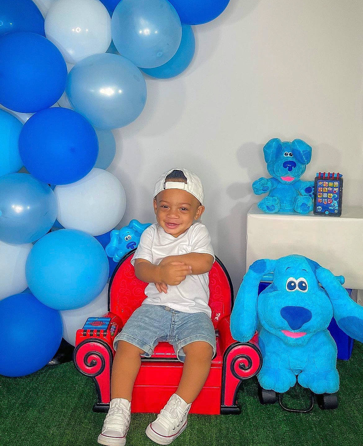 Kasen is registered to the contest to win money with this photo: aqua, azure, baby, baby_toddler_clothing, balloon, blue, child, electric_blue, event, fun, grass, happy, hat, joy, leisure, party_supply, person, product, sock, t_shirt