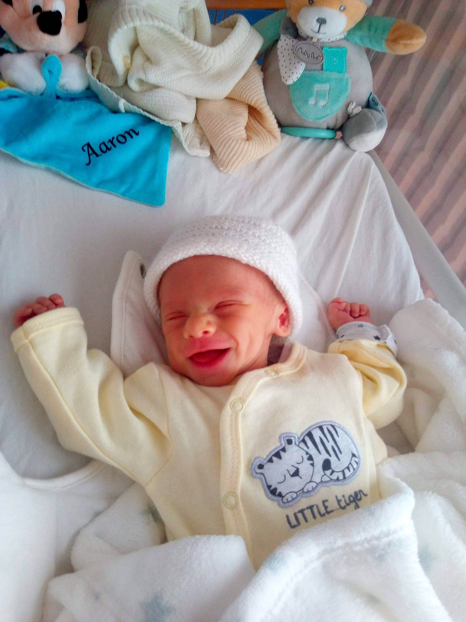 Aaron participe au concours pour gagner de l'argent avec cette photo : baby, bedtime, child, doll, person, room, toddler, toy