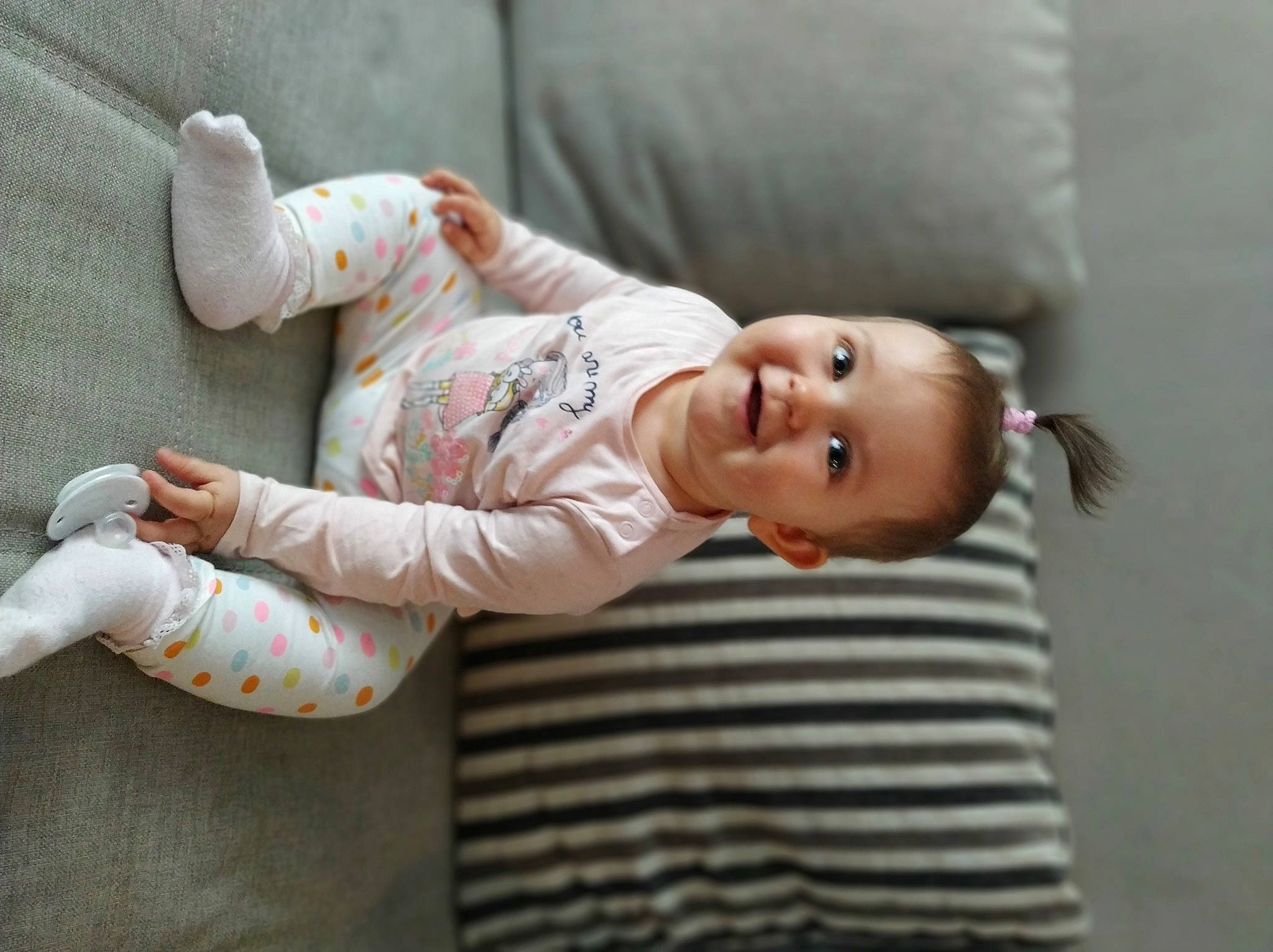 Lou participe au concours pour gagner de l'argent avec cette photo : arm, baby, cheek, child, ear, joy, person, skin, sleeve, smile, toddler