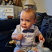 Naël a rejoint le concours — aidez-le/la à gagner de superbes lots ! accessories, adult, baby, bodypart, child, couch, face, female, finger, formalwear, furniture, hand, head, lamp, person, photography, portrait, tablelamp, tie, woman