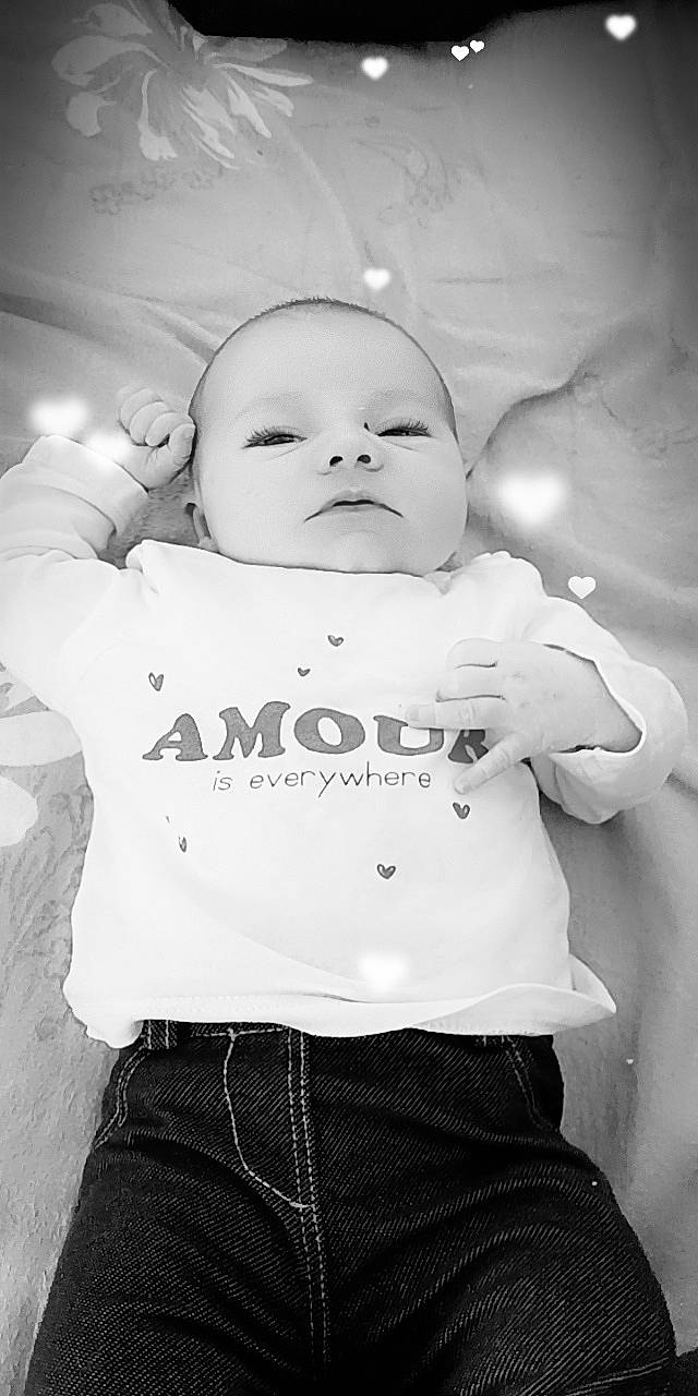 Kenza participe au concours pour gagner de l'argent avec cette photo : baby, baby_toddler_clothing, black, black_and_white, flash_photography, gesture, grey, happy, human_body, lip, monochrome, monochrome_photography, person, photograph, skin, sleeve, standing, style, toddler, trunk