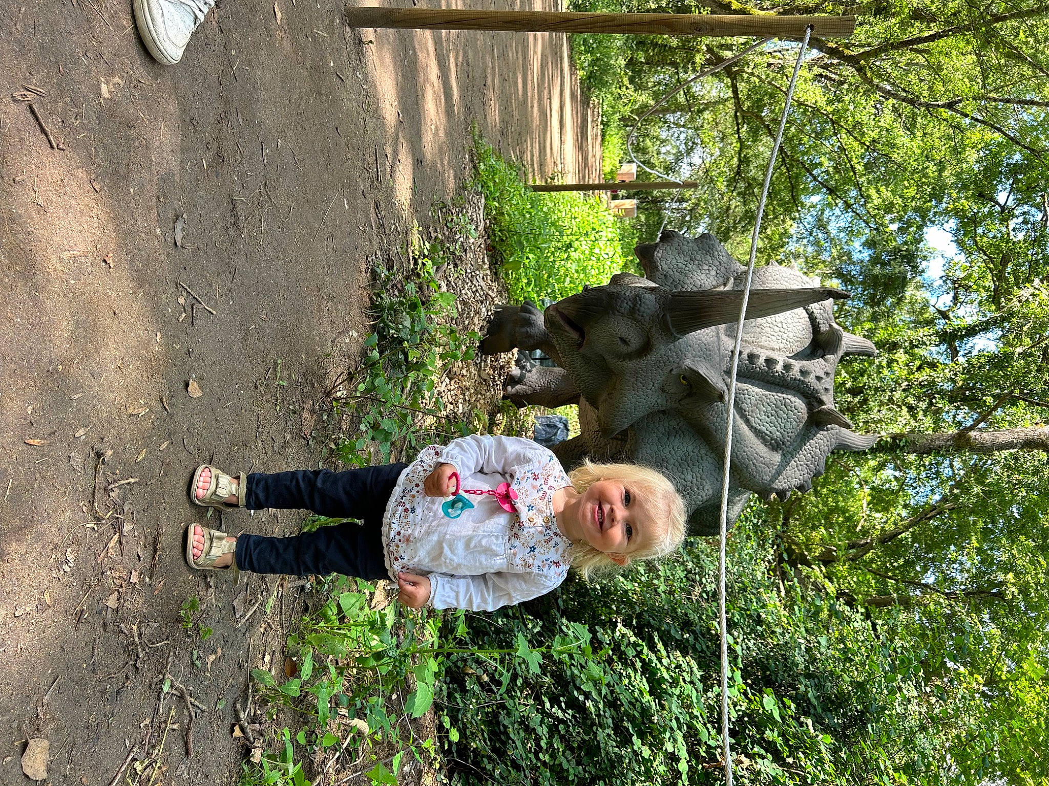 Jade participe au concours pour gagner de l'argent avec cette photo : art, fun, grass, hat, joy, leisure, people_in_nature, person, plant, road_surface, sculpture, shadow, smile, soil, statue, toddler, tree