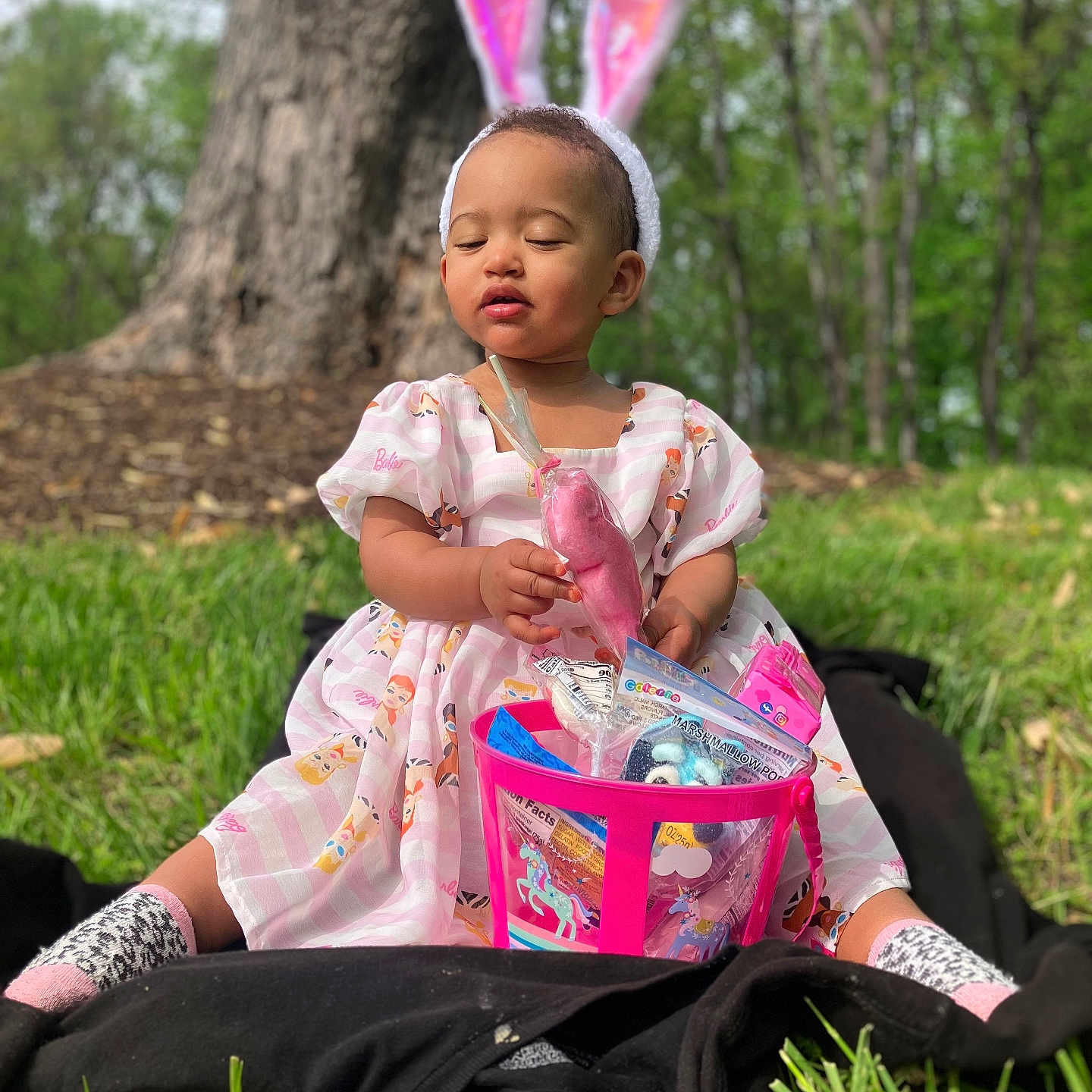 Saije is registered to the contest to win money with this photo: child, clothing, dress, face, female, girl, grass, grove, head, nature, outdoors, park, person, photography, plant, portrait, purple, sitting, tree, vegetation