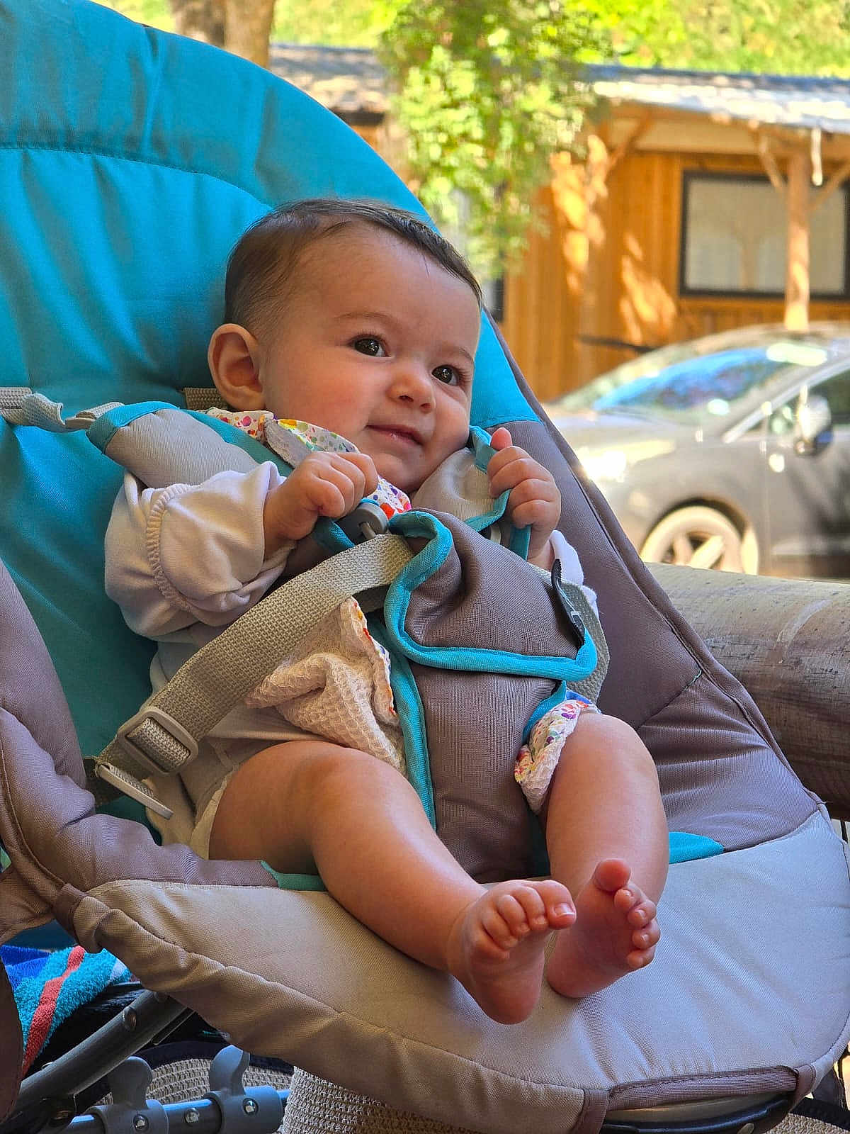 Anastasia a rejoint le concours — aidez-le/la à gagner de superbes lots ! baby, baby_seat, child, infant, outdoor, wooden_cabin, car, sunlight, curious_expression, cushion, seat_belt, clothing, bare_feet, smile, person, portrait, relaxing, summer, daylight, nature