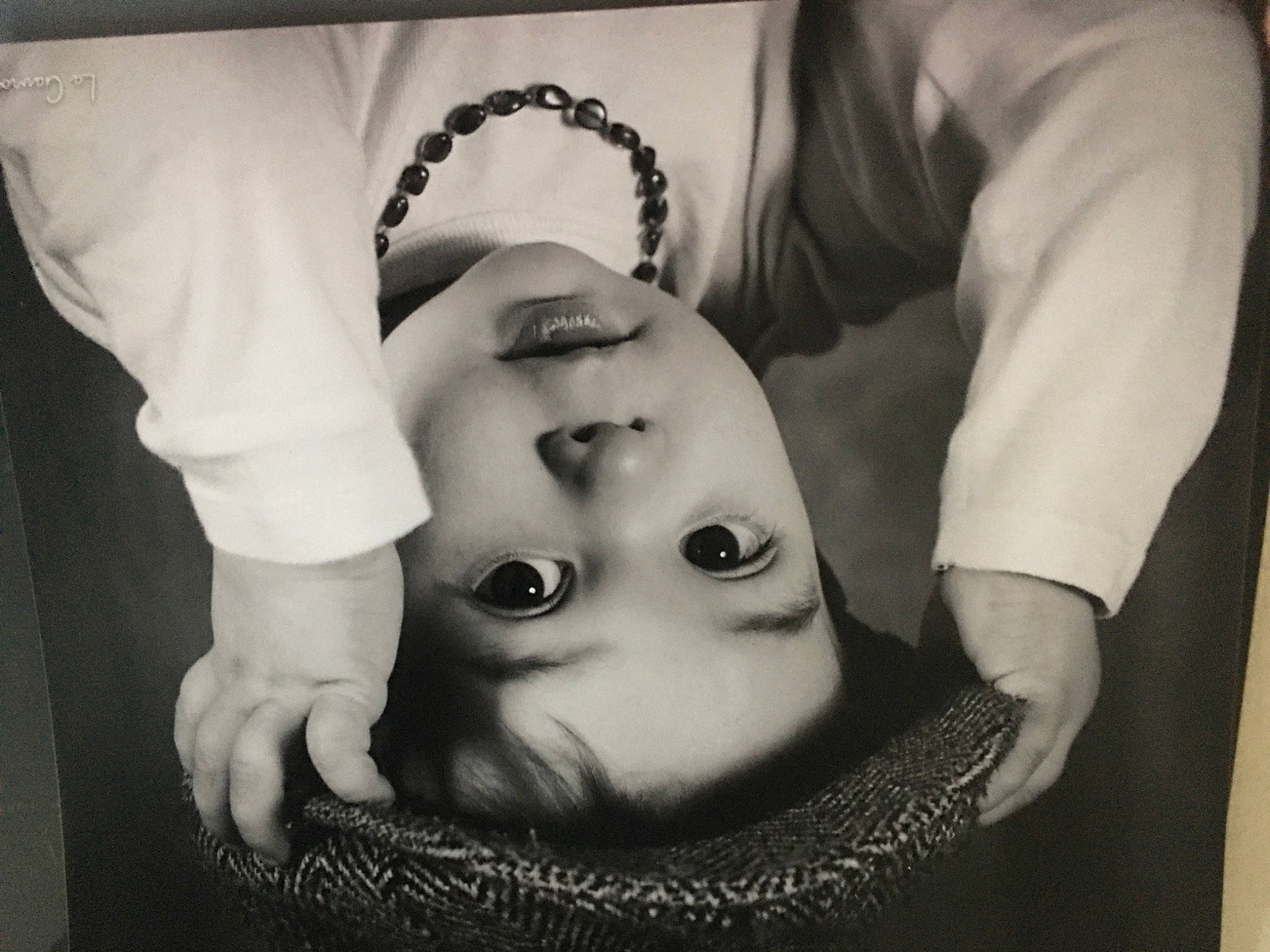 Dorian participe au concours pour gagner de l'argent avec cette photo : baby, black, black_and_white, eye, eyebrow, eyelash, finger, flash_photography, gesture, hair, hand, happy, head, headgear, human_body, mouth, neck, nose, person, style