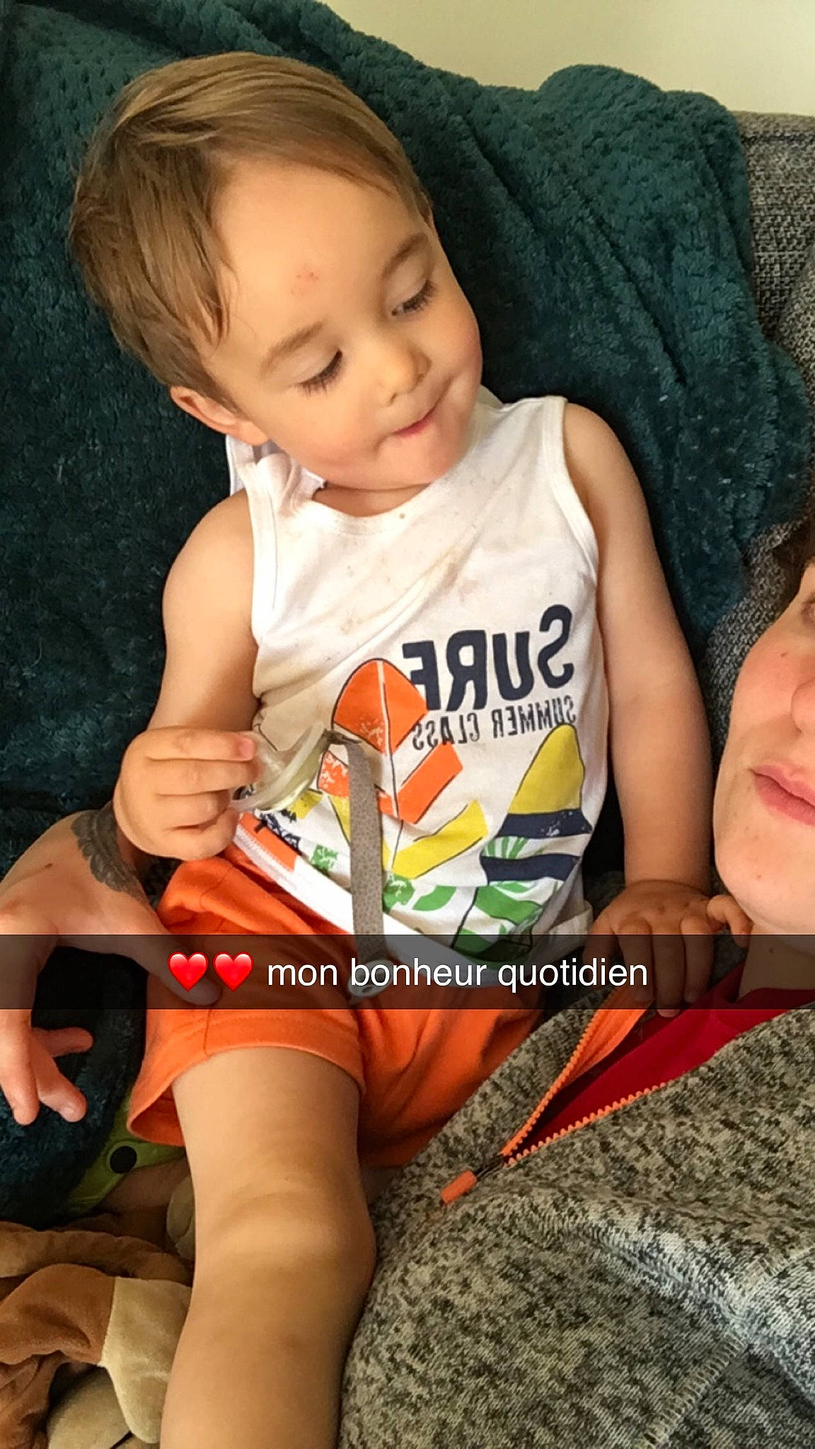 Dorian a rejoint le concours — aidez-le/la à gagner de superbes lots ! baby, baby_toddler_clothing, chair, child, cool, face, facial_expression, finger, flash_photography, fun, hairstyle, happy, head, person, photo_caption, product, publication, skin, t_shirt, thigh