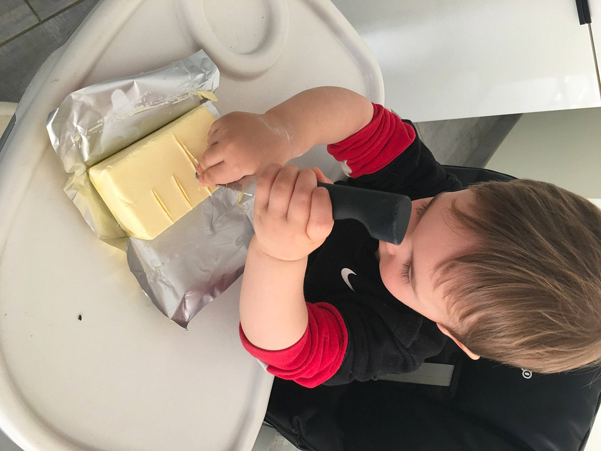 Dorian participe au concours pour gagner de l'argent avec cette photo : child, comfort, elbow, finger, gesture, nail, person, plastic, room, sitting, thumb, toddler, wrist