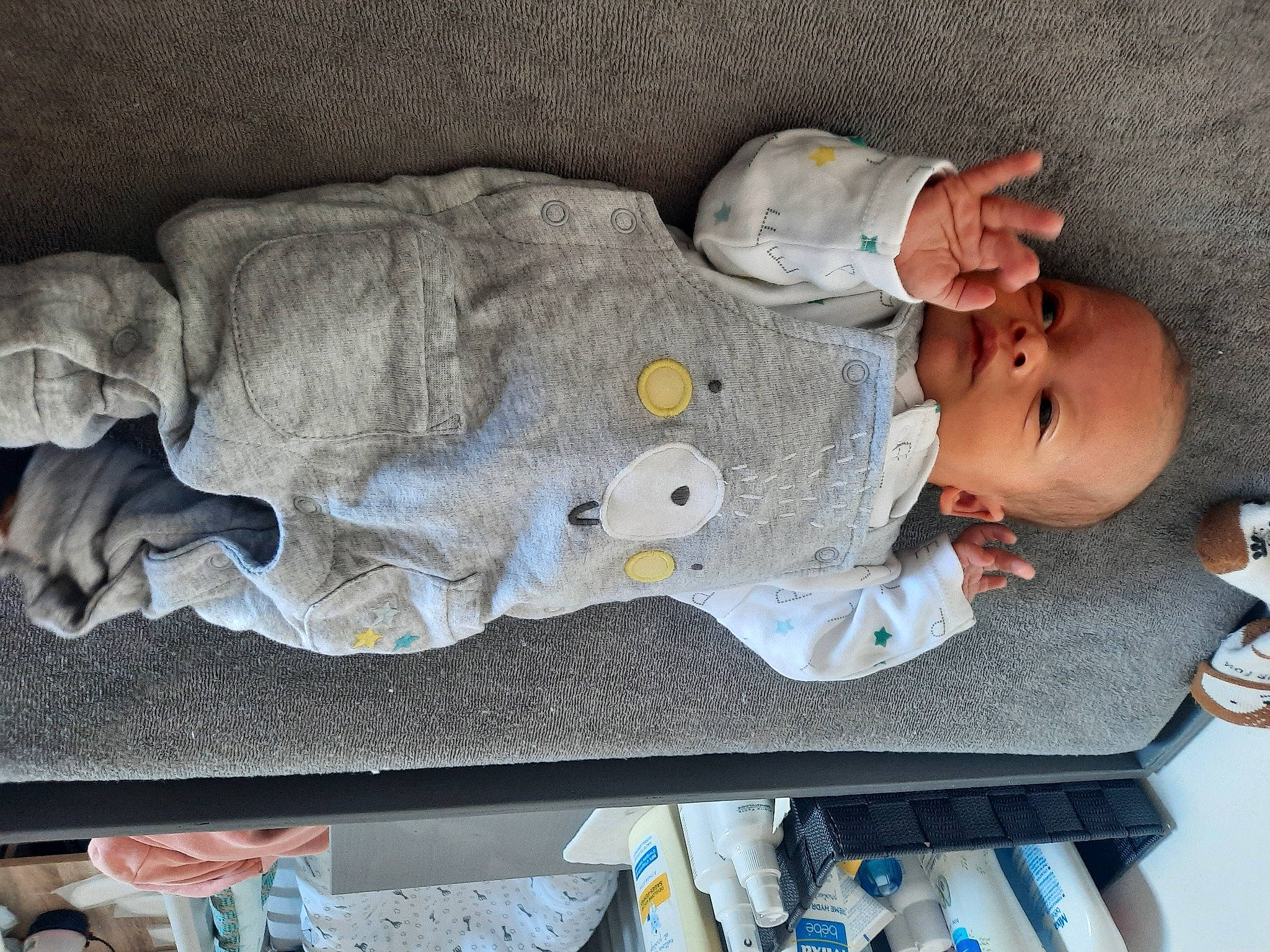 Julio participe au concours pour gagner de l'argent avec cette photo : baby, baby_products, baby_toddler_clothing, carmine, child, comfort, hat, linens, mouth, person, plastic, room, sitting, sleeve, textile, toddler