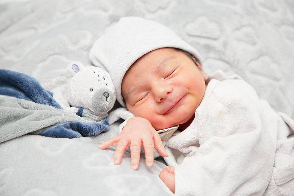 Hélyo a rejoint le concours — aidez-le/la à gagner de superbes lots ! baby, baby_sleeping, baby_toddler_clothing, bedtime, cap, child, comfort, eye, grass, happy, head, headwear, knit_cap, linens, mammal, pattern, person, sitting, skin, smile