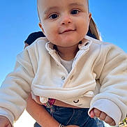 Sandro participe au concours pour gagner de l'argent avec cette photo : baby, child, smiling, face, white_jacket, person, hand, bracelet, outdoor, blue_sky, sunlight, portrait, cute, happy, clothing, infant, holding, jeans, young_child, casual