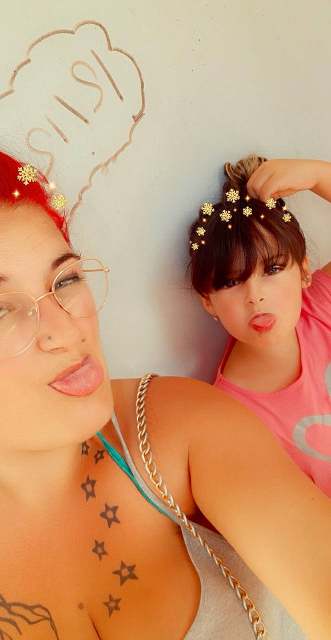 Ynaïa a rejoint le concours — aidez-le/la à gagner de superbes lots ! arm, beauty, chin, eyebrow, eyelash, face, fashion_accessory, forehead, hair, hair_accessory, hairstyle, head, headgear, headpiece, jewellery, lip, neck, person, pink, shoulder