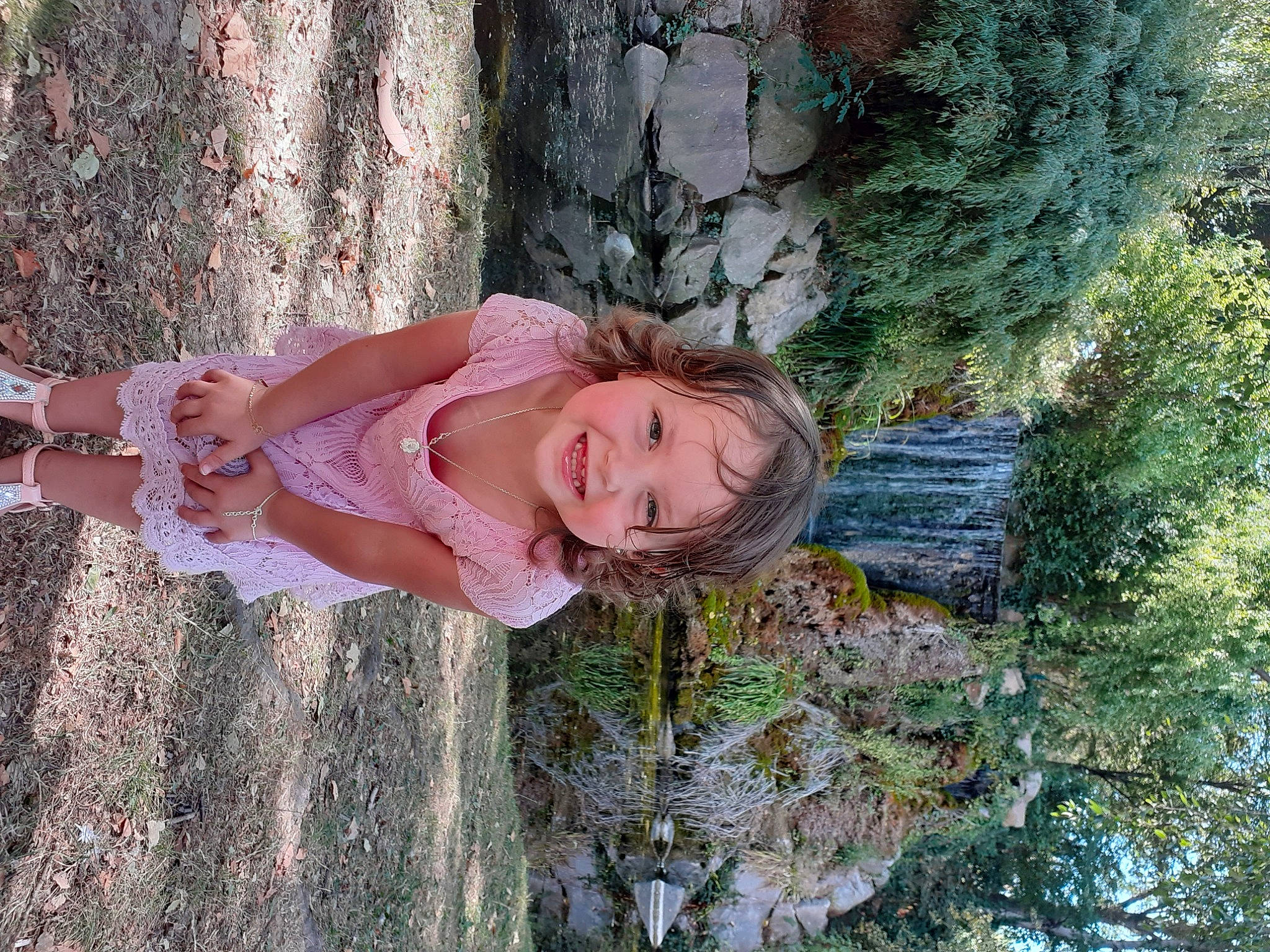 Kaylïa participe au concours pour gagner de l'argent avec cette photo : branch, joy, person, plant, smile, tree, trunk, woody_plant