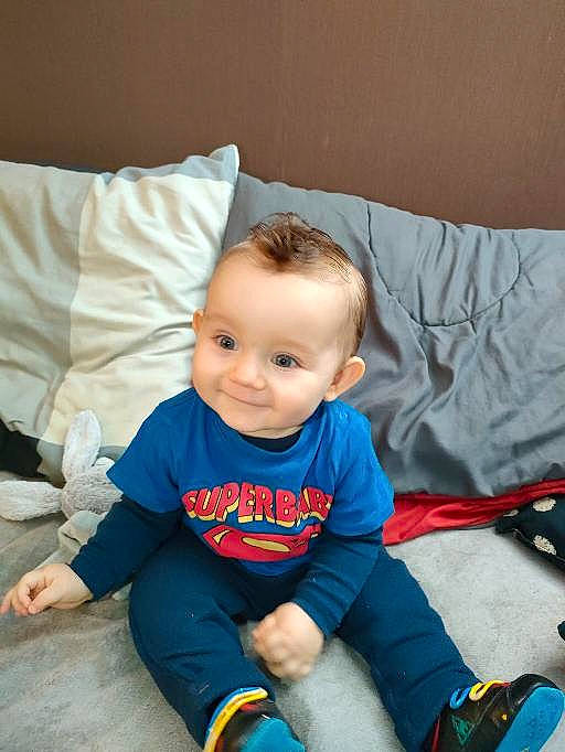 Côme a rejoint le concours — aidez-le/la à gagner de superbes lots ! baby, baby_toddler_clothing, child, comfort, couch, electric_blue, eye, floor, flooring, fun, happy, human_leg, iris, joy, knee, person, sitting, skin, sleeve, smile