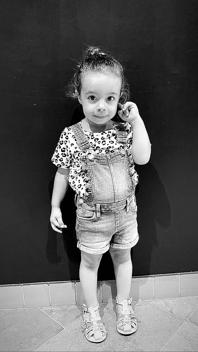 Lola participe au concours pour gagner de l'argent avec cette photo : arm, baby_toddler_clothing, black, black_and_white, eye, eyewear, face, fashion_design, flash_photography, gesture, hair, hand, happy, human_body, person, photograph, shorts, sleeve, smile, style