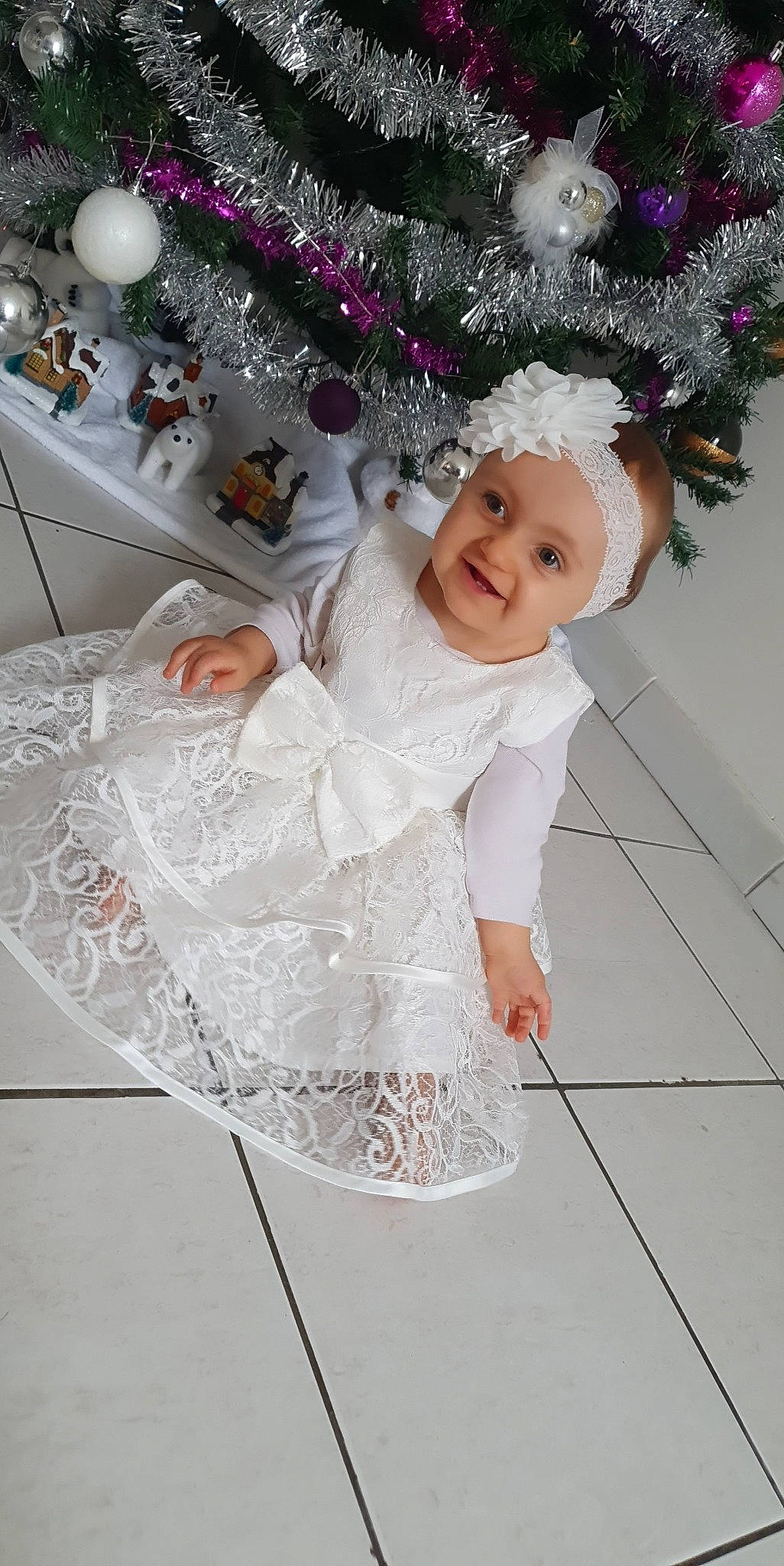 Héloïse a rejoint le concours — aidez-le/la à gagner de superbes lots ! baby_toddler_clothing, child, christmas, christmas_decoration, christmas_ornament, christmas_tree, dress, embellishment, event, fun, happy, headwear, holiday, joy, magenta, ornament, person, pink, plant, smile