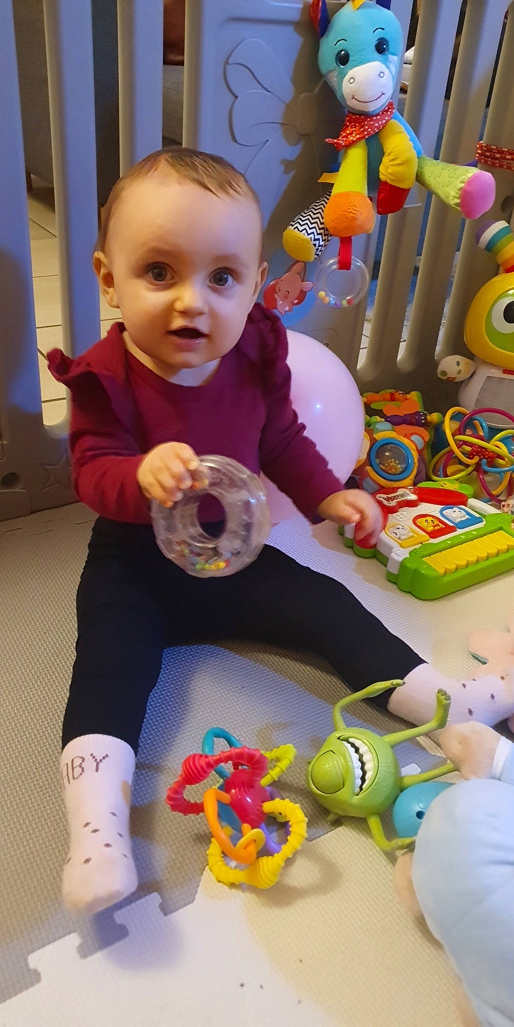 Héloïse a rejoint le concours — aidez-le/la à gagner de superbes lots ! baby, baby_playing_with_toys, baby_products, baby_toddler_clothing, baby_toys, child, event, fun, happy, party_supply, people, person, photograph, room, smile, snapshot, stuffed_toy, toddler, toy, white