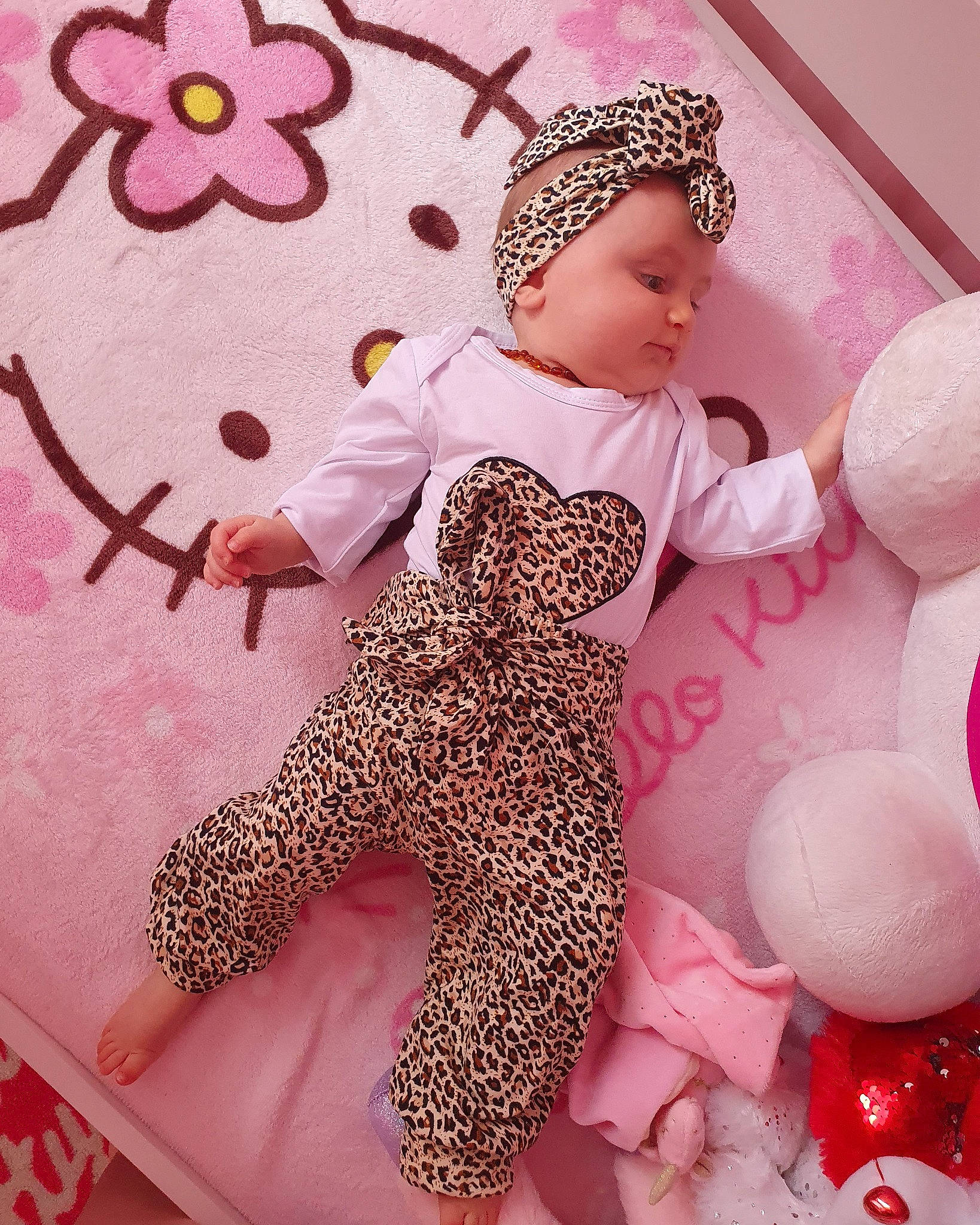 Héloïse a rejoint le concours — aidez-le/la à gagner de superbes lots ! arm, baby, baby_toddler_clothing, cap, child, clothing, dress, finger, hand, happy, head, headwear, magenta, outerwear, pattern, person, pink, sleeve, textile, thigh