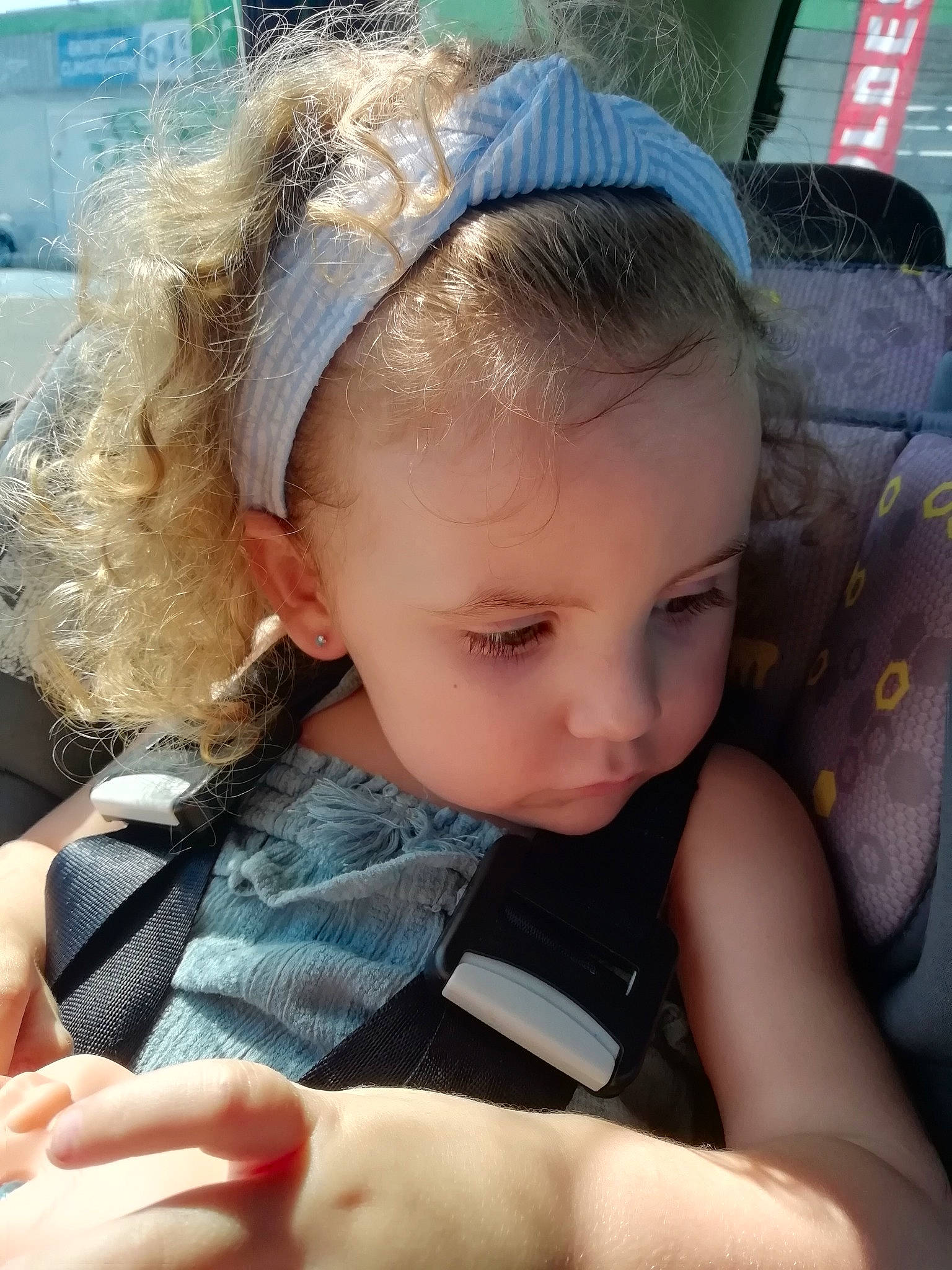 Louane a rejoint le concours — aidez-le/la à gagner de superbes lots ! baby, cheek, child, ear, face, fashion_accessory, finger, forehead, hair, hair_accessory, head, headband, headgear, nose, person, skin, toddler