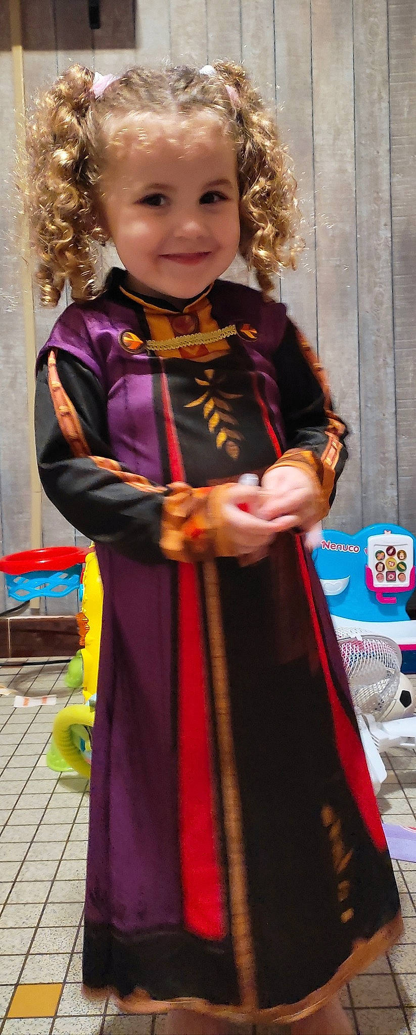 Louane participe au concours pour gagner de l'argent avec cette photo : costume, electric_blue, entertainment, event, fashion, fashion_design, formal_wear, fun, goggles, happy, jewellery, joy, magenta, necklace, person, photograph, purple, smile, snapshot, street_fashion