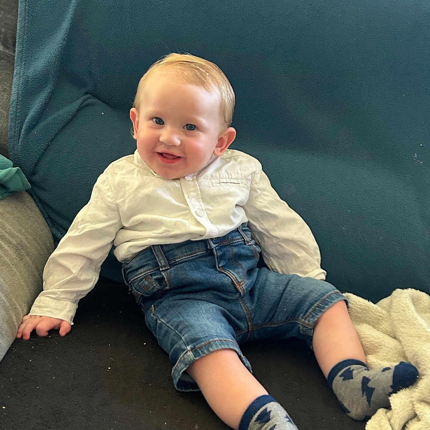 Tiago a rejoint le concours — aidez-le/la à gagner de superbes lots ! baby, blanket, casual, child, comfortable, couch, cute, denim_shorts, face, happy, home, indoor, person, playful, relaxed, sitting, smiling, socks, white_shirt, young_child
