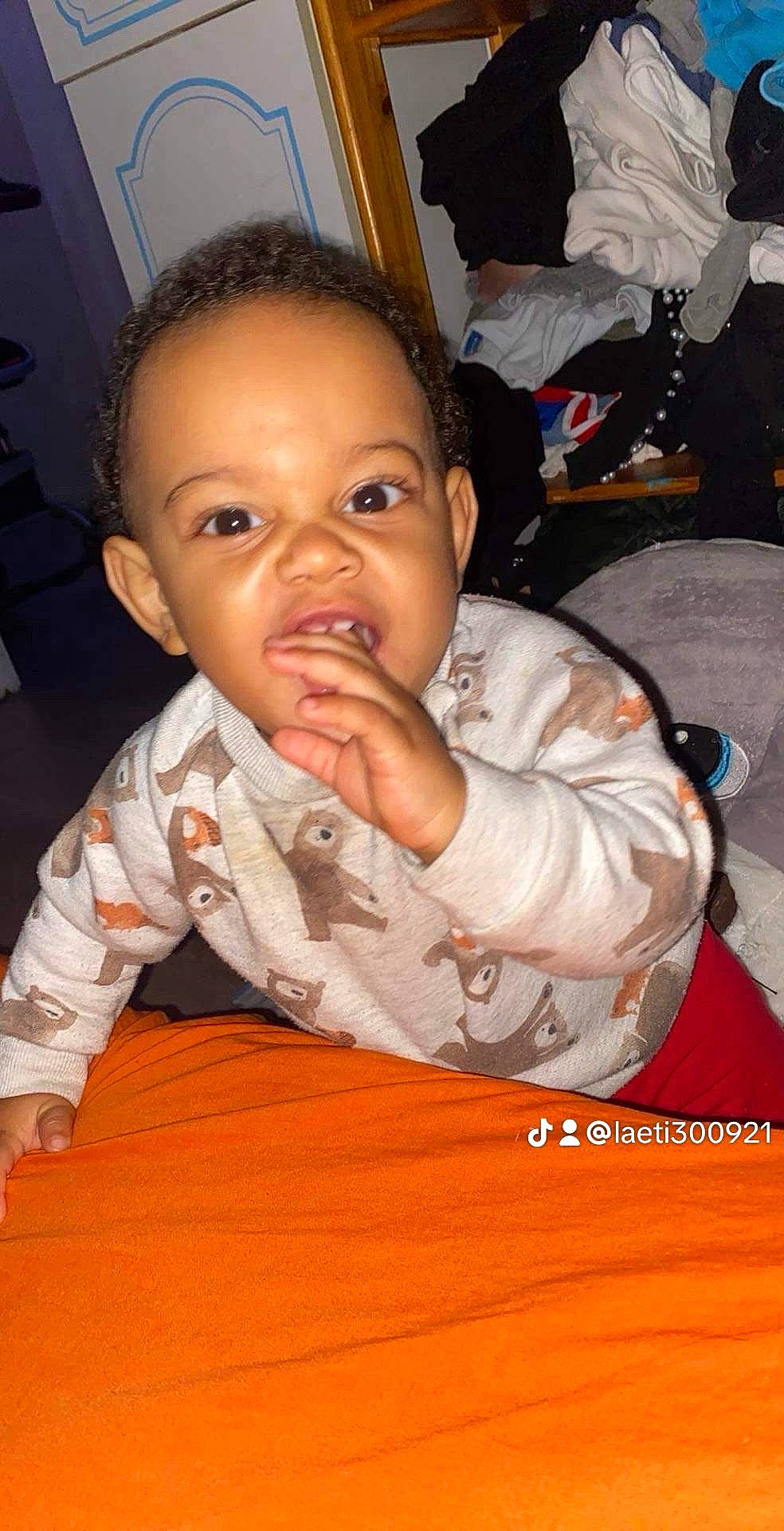 Lyam participe au concours pour gagner de l'argent avec cette photo : cheek, child, chin, ear, eye, eyebrow, eyelash, forehead, fun, gesture, happy, iris, mouth, nose, person, skin, smile, table, thumb, toddler