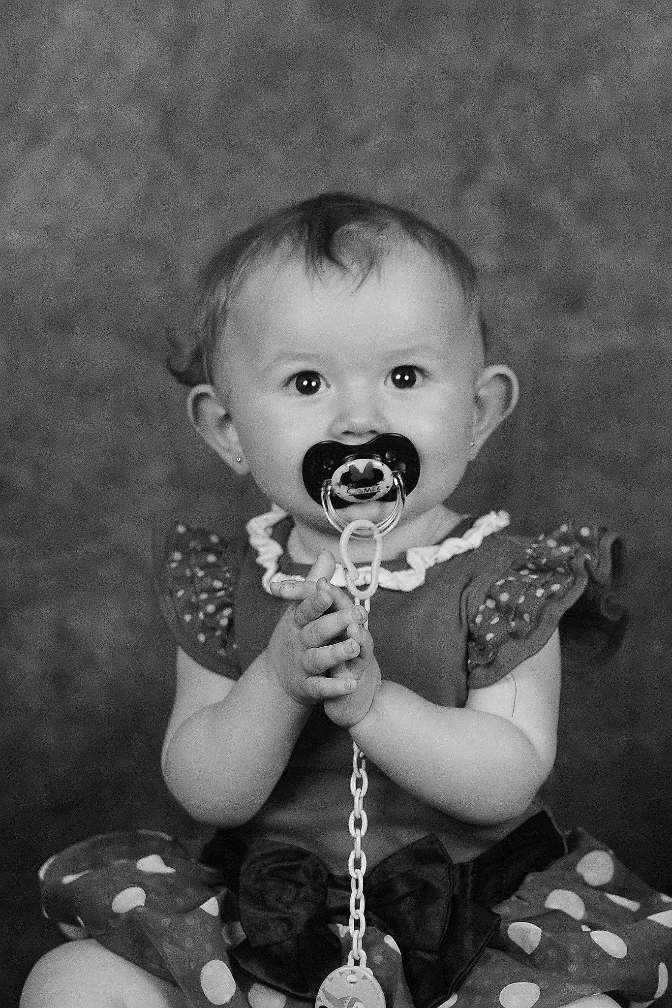 Esmée participe au concours pour gagner de l'argent avec cette photo : arm, baby, baby_toddler_clothing, black, black_and_white, cheek, eye, facial_expression, flash_photography, gesture, hand, happy, human_body, iris, lip, mouth, nose, person, skin, standing