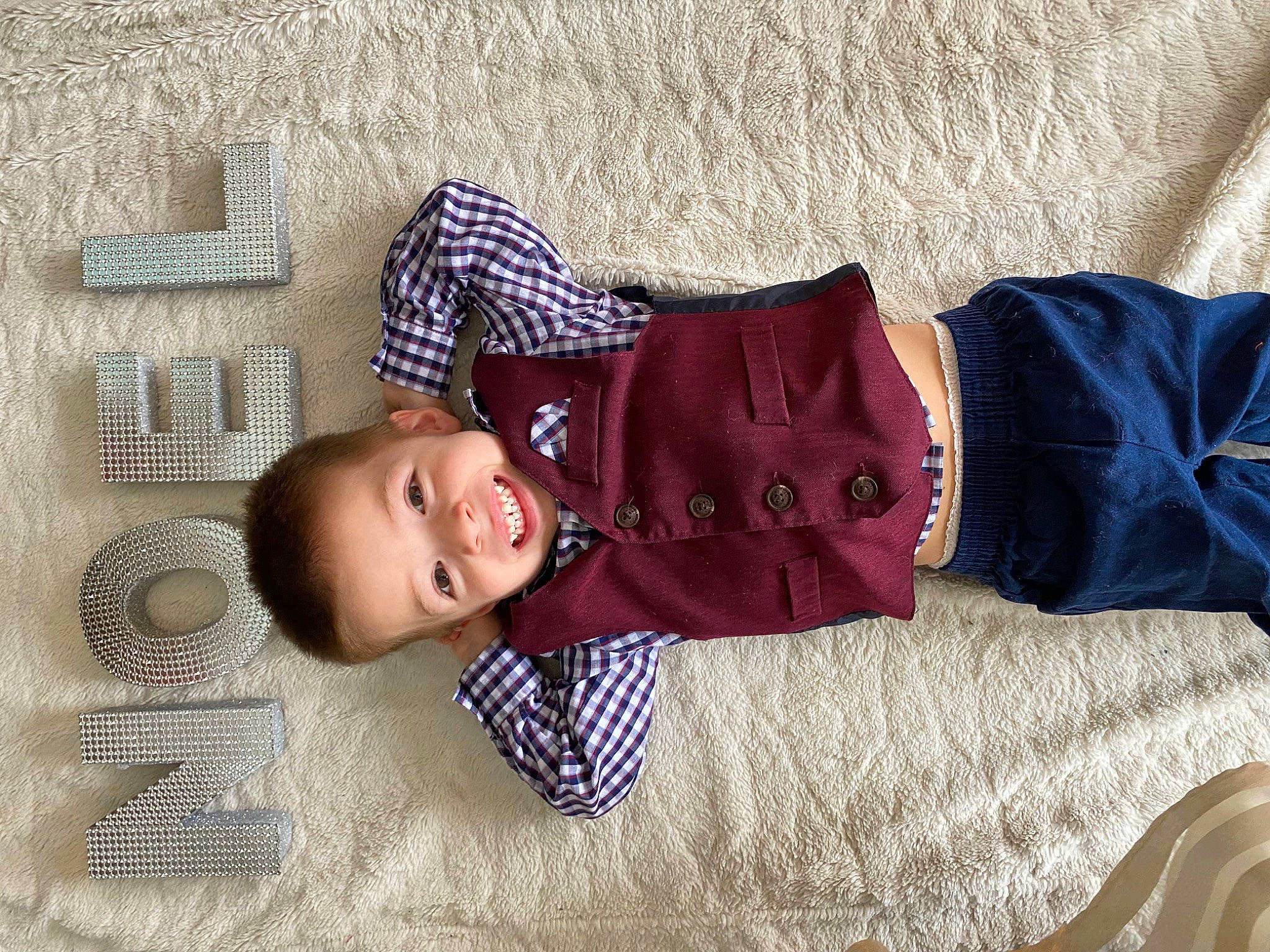 Roméo a rejoint le concours — aidez-le/la à gagner de superbes lots ! baby, baby_toddler_clothing, child, comfort, electric_blue, eye, face, flooring, happy, hat, head, joy, linens, pattern, person, plaid, room, sleeve, smile, t_shirt