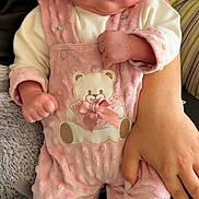 Alma a rejoint le concours — aidez-le/la à gagner de superbes lots ! baby, infant, headband, bow, pink_overalls, teddy_bear, socks, hand, arm, caregiver_hand, cheeks, eyes, indoor, sofa, blanket, portrait, newborn, soft_texture, striped_pillow, cute