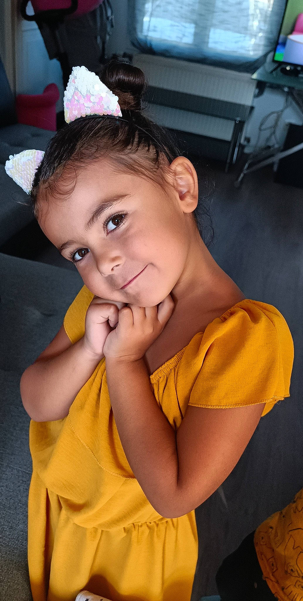 Safya participe au concours pour gagner de l'argent avec cette photo : arm, black_hair, ear, eyelash, finger, flash_photography, forehead, gesture, happy, head, human_body, iris, lip, mouth, neck, party_hat, person, skin, smile, toddler