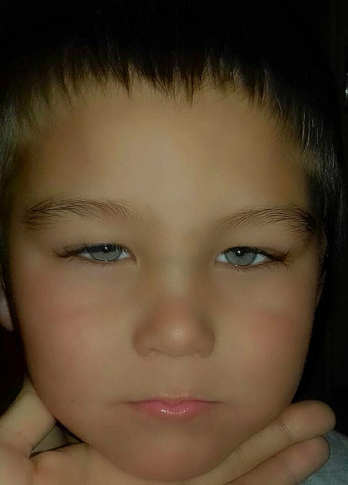 Sheldon a rejoint le concours — aidez-le/la à gagner de superbes lots ! black_hair, brown_hair, cheek, child, chin, close_up, eye, eyebrow, eyelash, face, forehead, girl, head, human_hair_color, iris, jaw, lip, mouth, nose, person