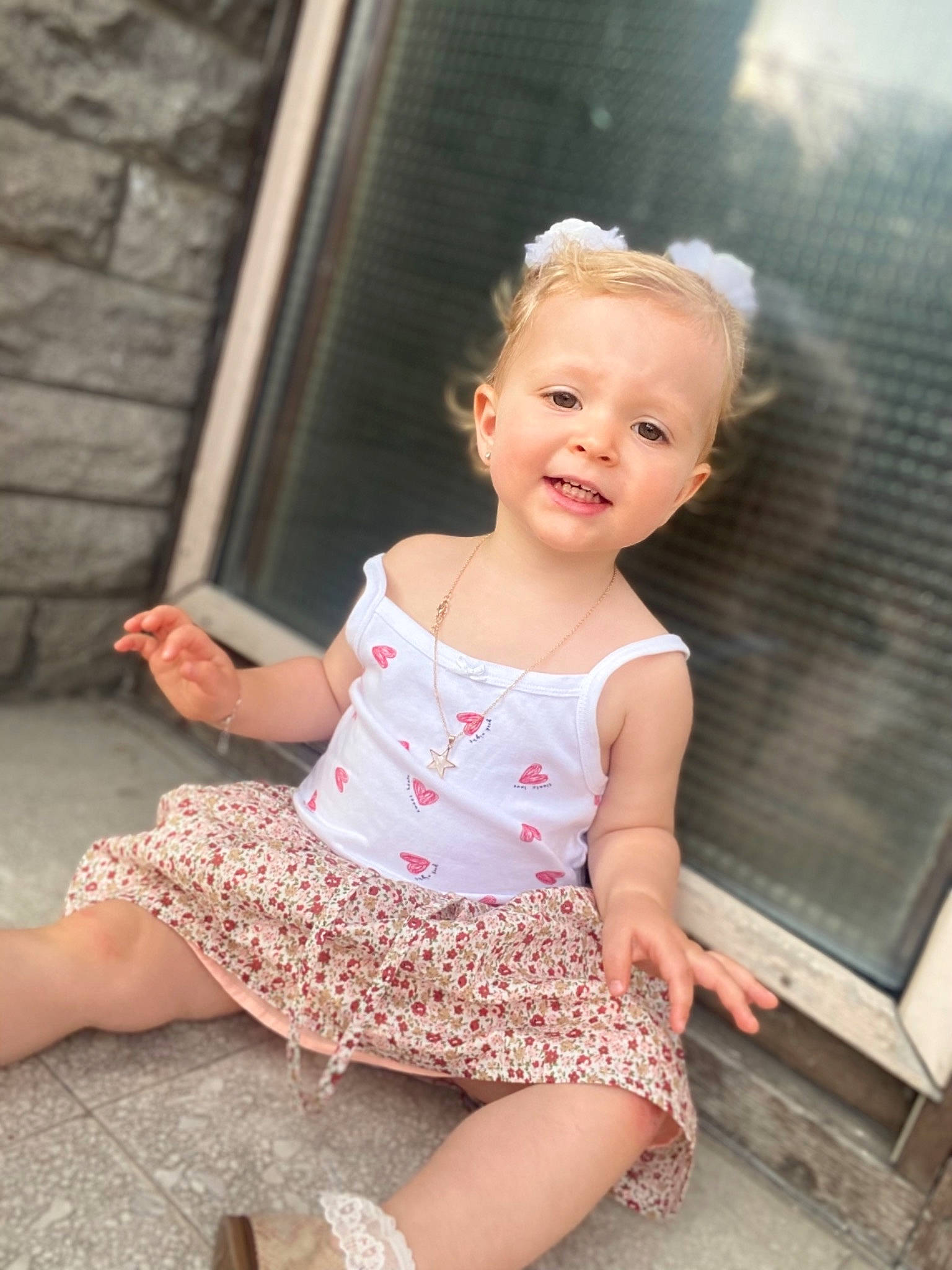 Jade a rejoint le concours — aidez-le/la à gagner de superbes lots ! baby_toddler_clothing, eye, face, facial_expression, flash_photography, hairstyle, happy, head, human, human_body, joint, lip, organ, person, pink, shoulder, skin, smile, standing, thigh