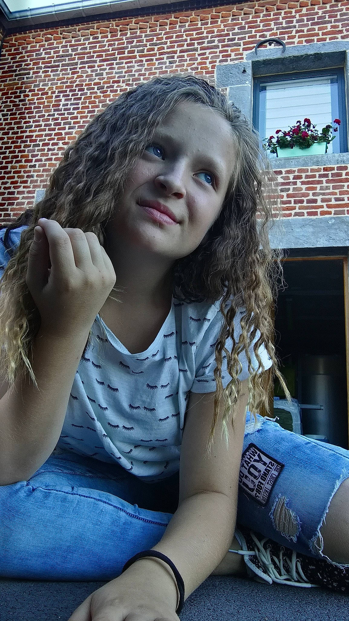 Manon participe au concours pour gagner de l'argent avec cette photo : beauty, black_hair, blue, brown_hair, cool, eye, fun, girl, hair, hairstyle, human, human_body, human_hair_color, joy, long_hair, organ, person, portrait_photography, sitting, skin