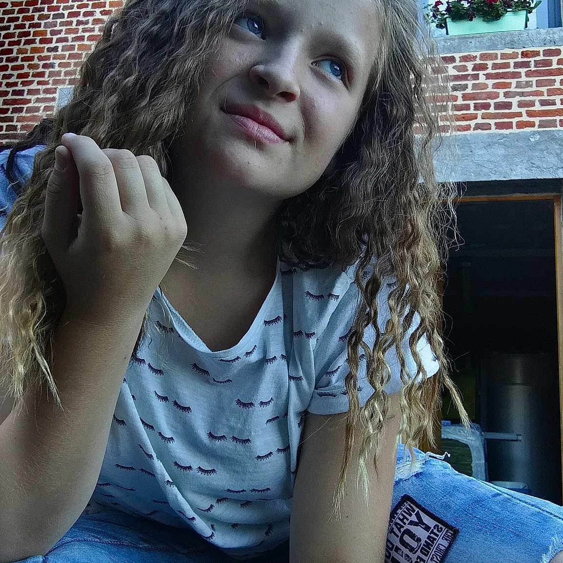 Manon participe au concours pour gagner de l'argent avec cette photo : beauty, black_hair, blue, brown_hair, cool, eye, fun, girl, hair, hairstyle, human, human_body, human_hair_color, joy, long_hair, organ, person, portrait_photography, sitting, skin