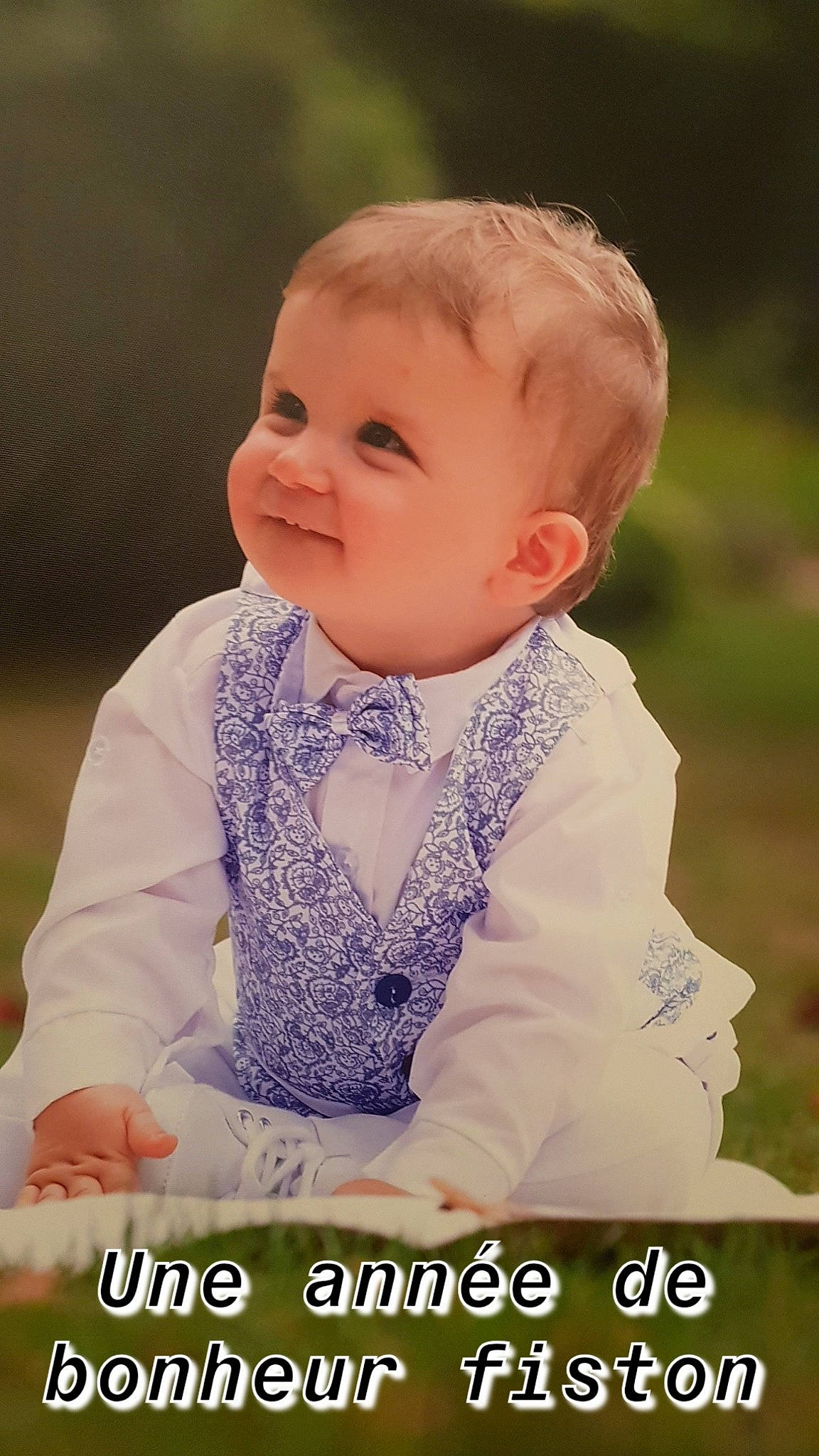 Raïley participe au concours pour gagner de l'argent avec cette photo : baby, baby_toddler_clothing, blond, button, cheek, child, child_model, collar, dress_shirt, happy, joy, lip, person, photo_caption, photo_shoot, portrait, portrait_photography, sitting, skin, sleeve