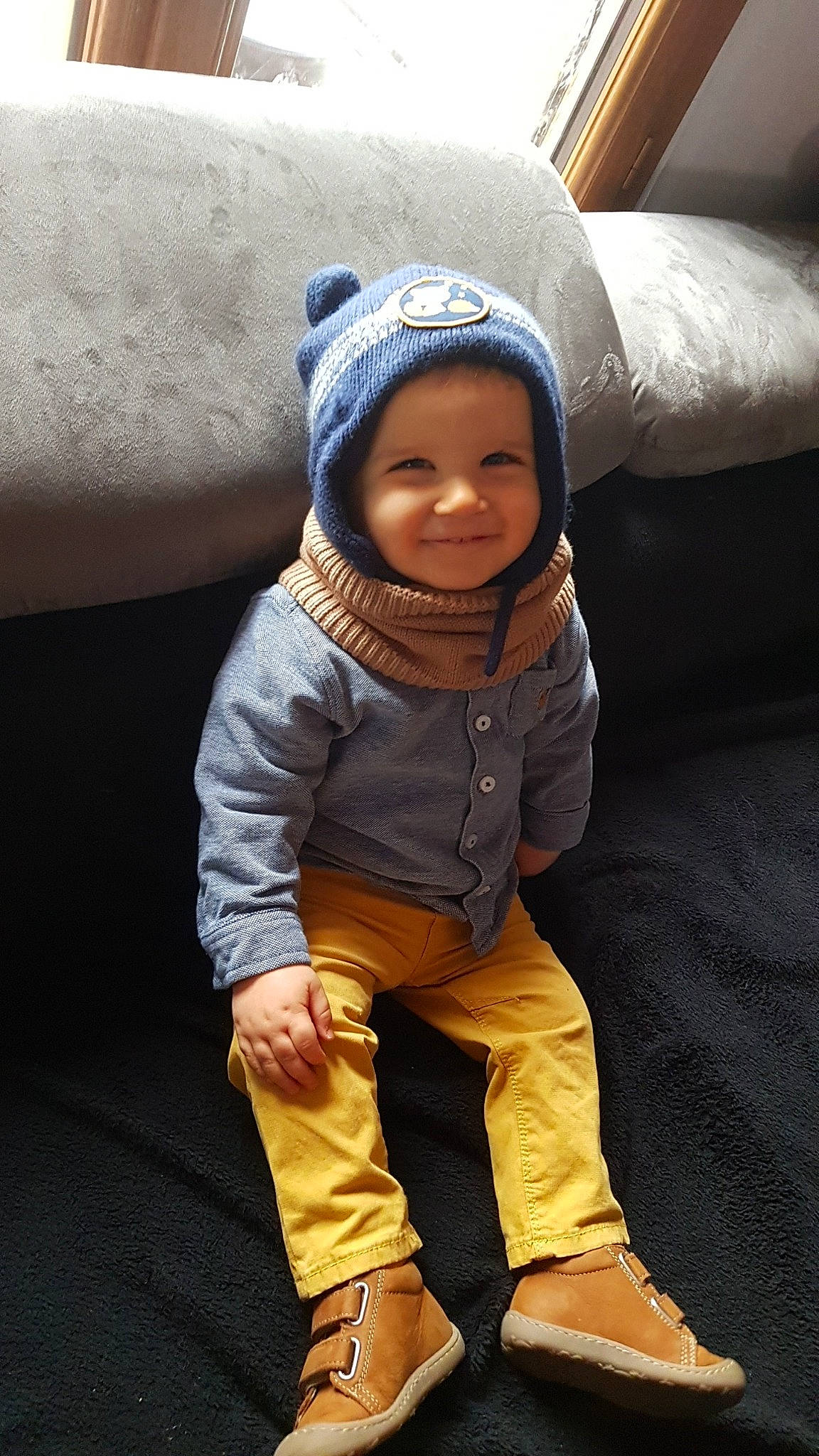 Raïley a rejoint le concours — aidez-le/la à gagner de superbes lots ! baby, baby_toddler_clothing, bonnet, child, child_model, comfort, couch, cushion, headwear, home_accessories, hood, joy, linens, person, pillow, throw_pillow, toddler