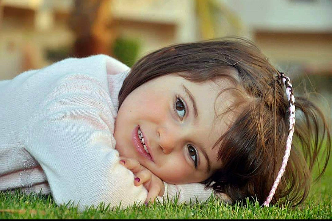 Manon participe au concours pour gagner de l'argent avec cette photo : brown_hair, cheek, child, eyelash, face, flash_photography, fun, grass, happy, iris, lip, nose, people_in_nature, person, plant, portrait, portrait_photography, skin, smile, toddler