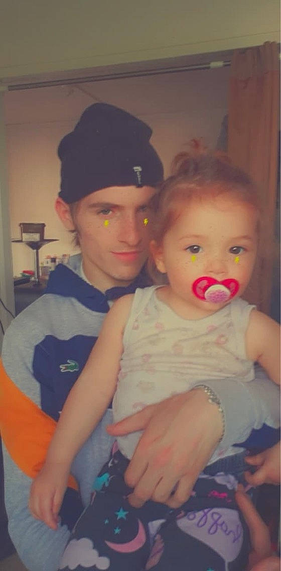 Evana participe au concours pour gagner de l'argent avec cette photo : cheek, child, cool, face, finger, fun, head, headwear, nose, people, person, play, selfie, skin, snapshot, toddler, trunk