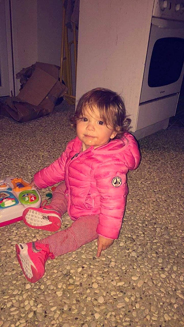 Evana a rejoint le concours — aidez-le/la à gagner de superbes lots ! child, person, pink, play, sitting, toddler