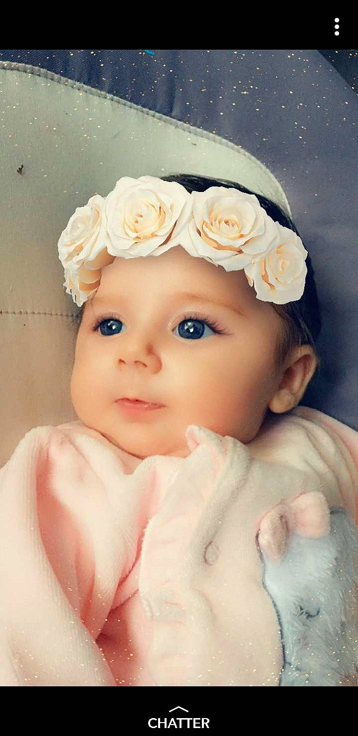 Louane a rejoint le concours — aidez-le/la à gagner de superbes lots ! baby, cheek, child, flower, hair_accessory, headband, headgear, headpiece, headwear, person, pink, portrait, portrait_photography, skin, toddler