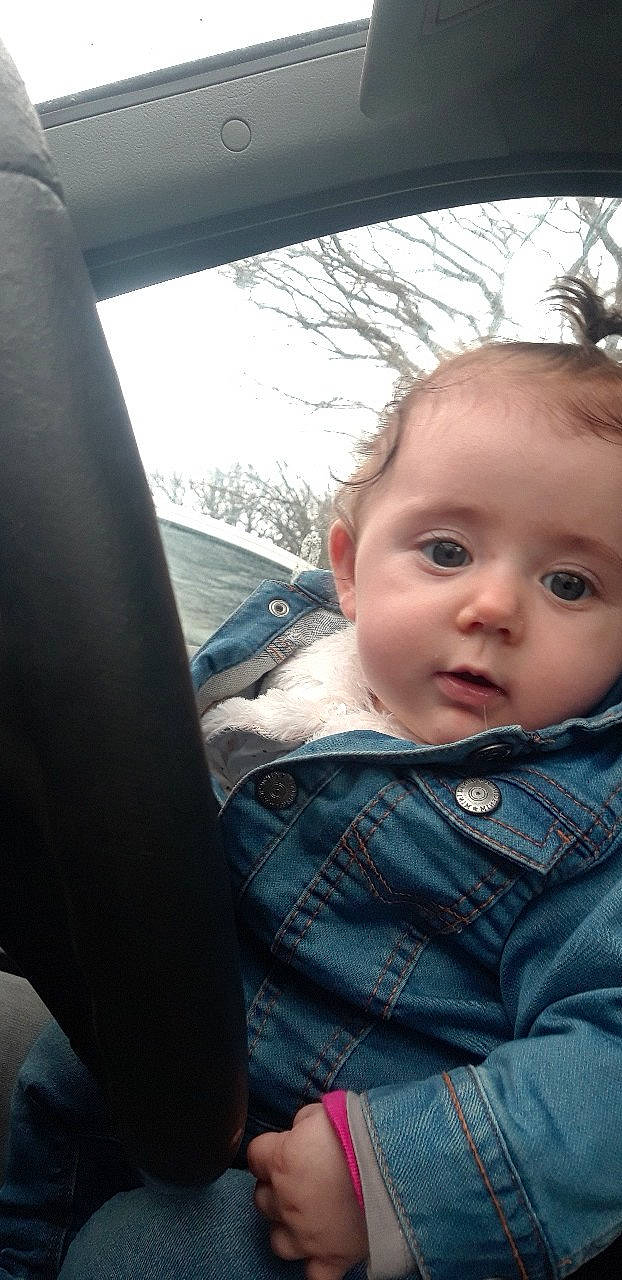 Louane a rejoint le concours — aidez-le/la à gagner de superbes lots ! baby, car_seat, cheek, child, eye, face, head, lip, nose, person, sitting, skin, smile, toddler